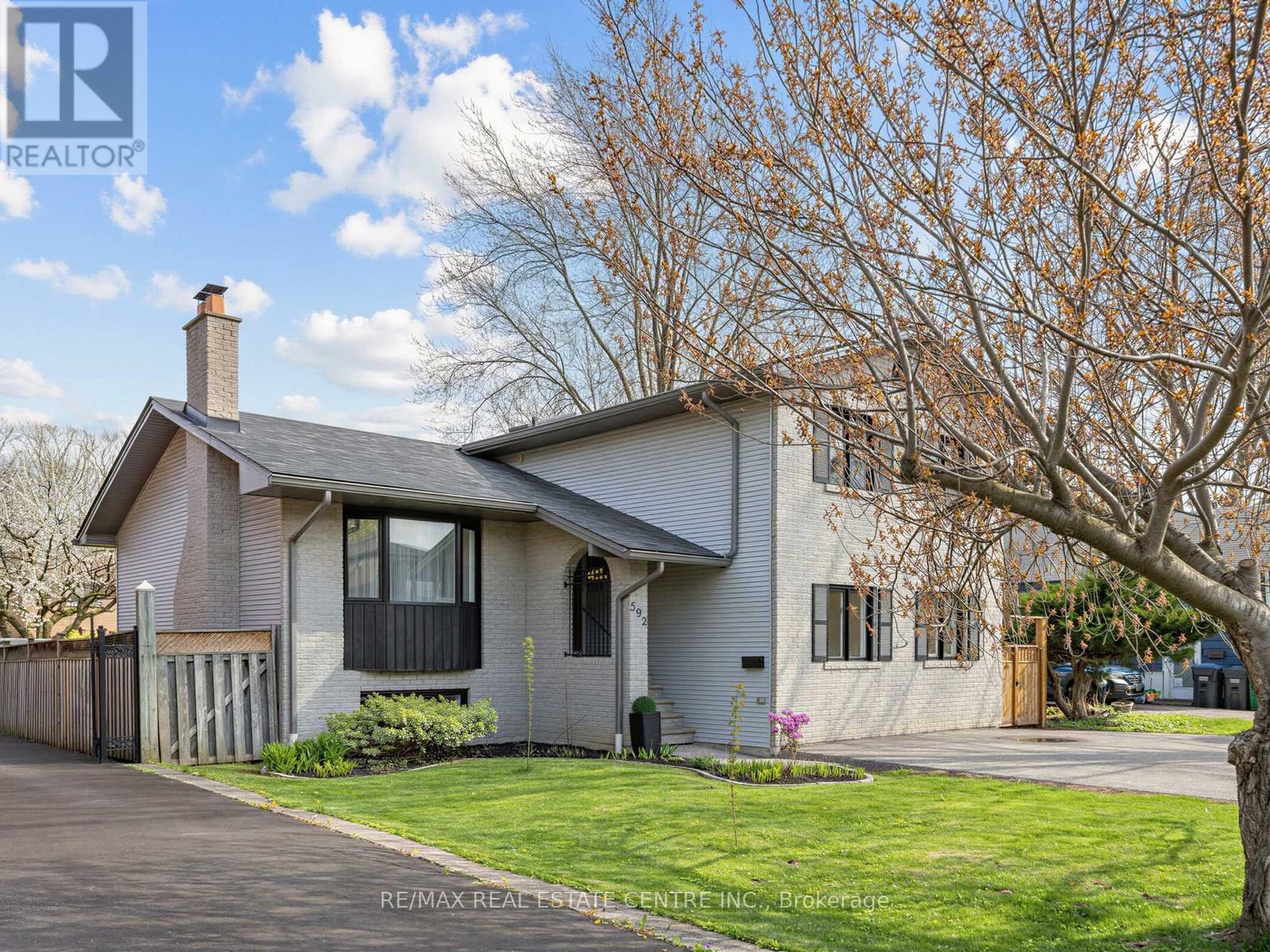 592 MONTBECK CRESCENT, Mississauga, Ontario