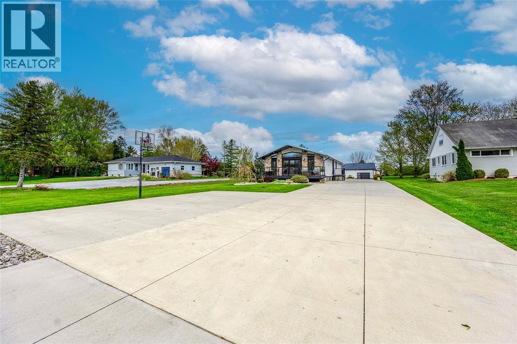 747 Broadway Street, Plympton-Wyoming, Ontario  N0N 1T0 - Photo 3 - 26010656