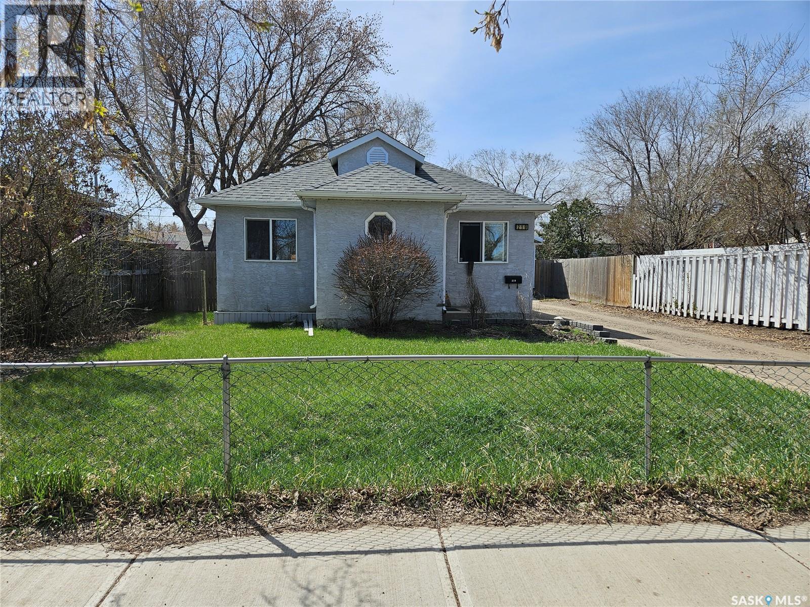 219 Lillooet Street W, Moose Jaw, Saskatchewan  S6H 4Z1 - Photo 2 - SK035602