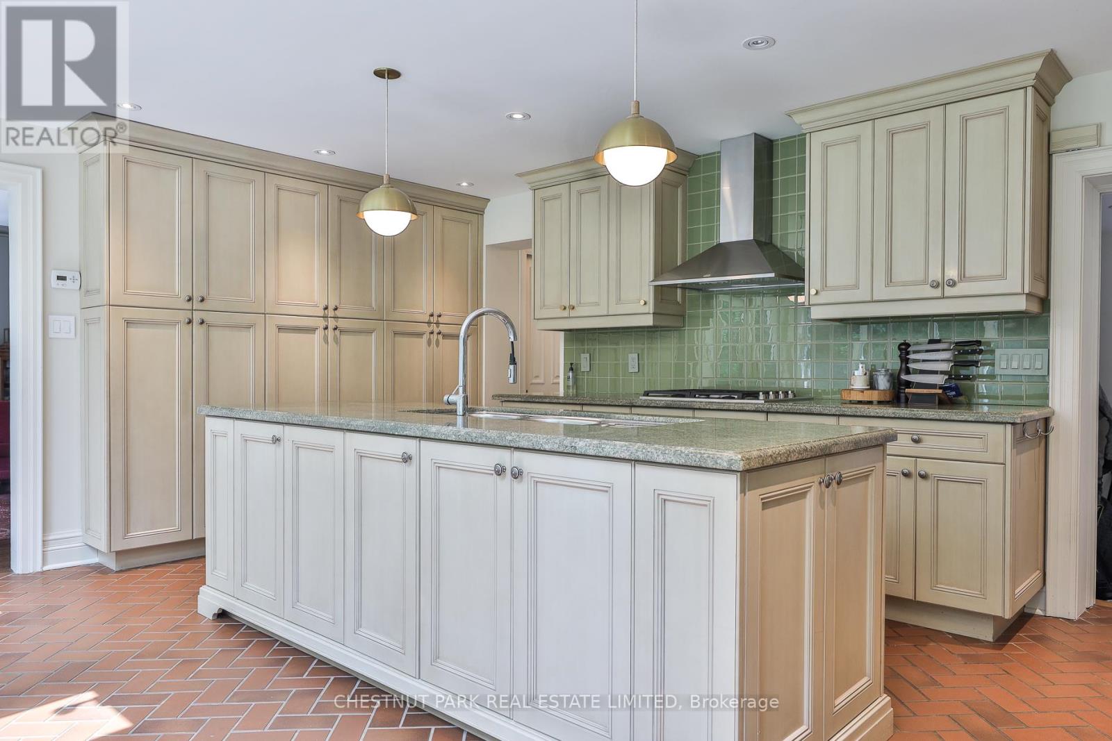 21 Douglas Crescent, Toronto, Ontario  M4W 2E6 - Photo 15 - C13113652