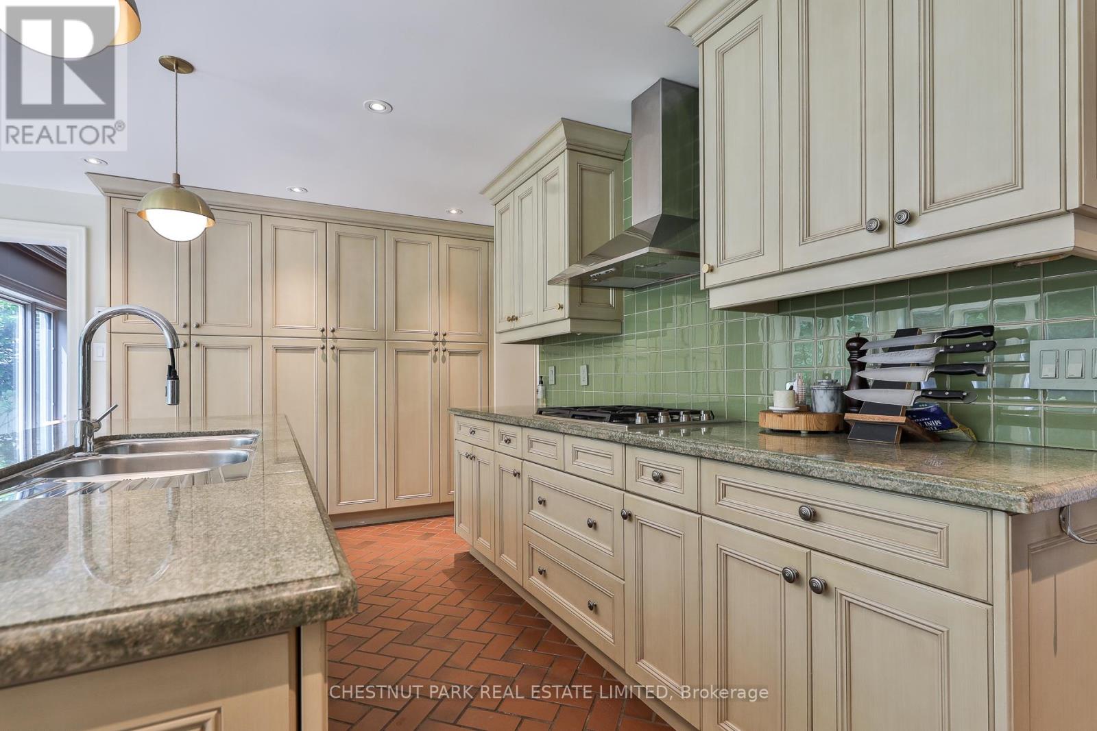 21 Douglas Crescent, Toronto, Ontario  M4W 2E6 - Photo 16 - C13113652