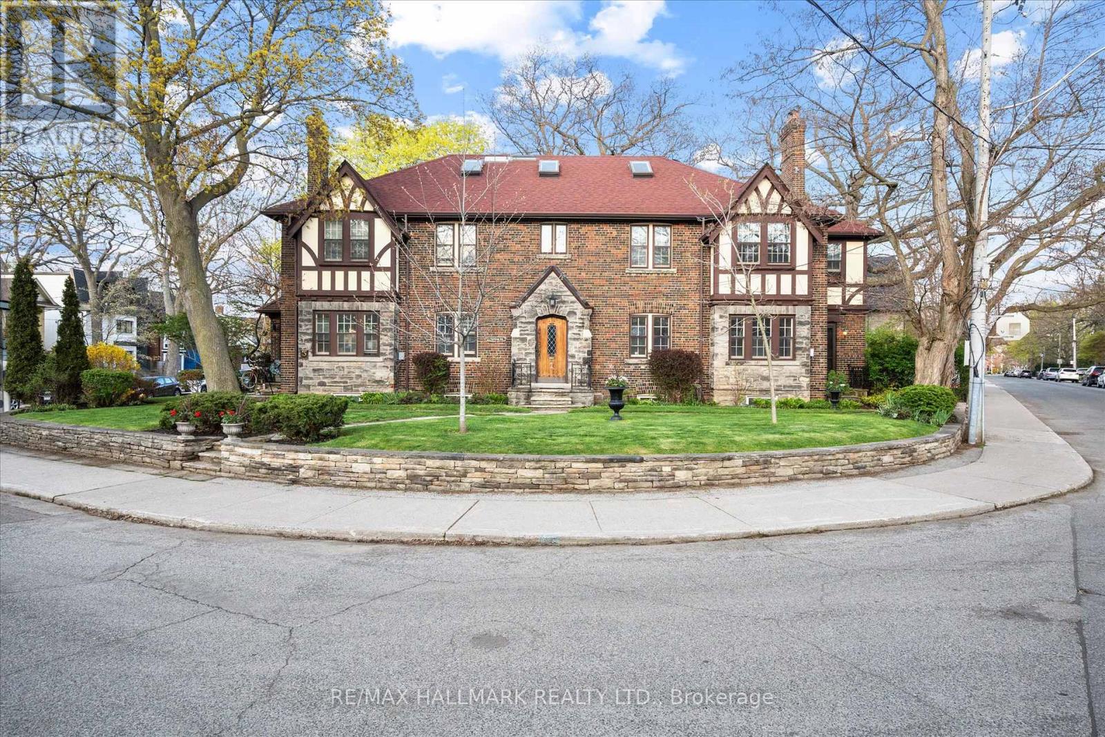 50 BENLAMOND AVENUE, Toronto, Ontario