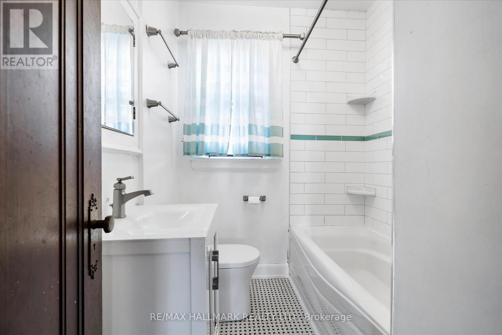 50 Benlamond Avenue, Toronto, Ontario  M4E 1Y9 - Photo 11 - E13113564