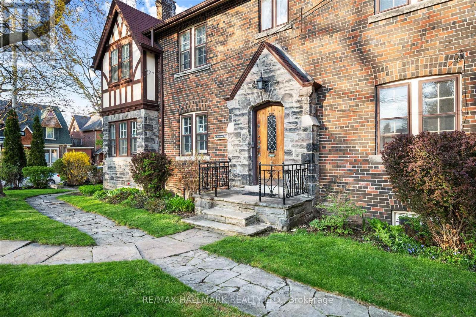 50 Benlamond Avenue, Toronto, Ontario  M4E 1Y9 - Photo 5 - E13113564