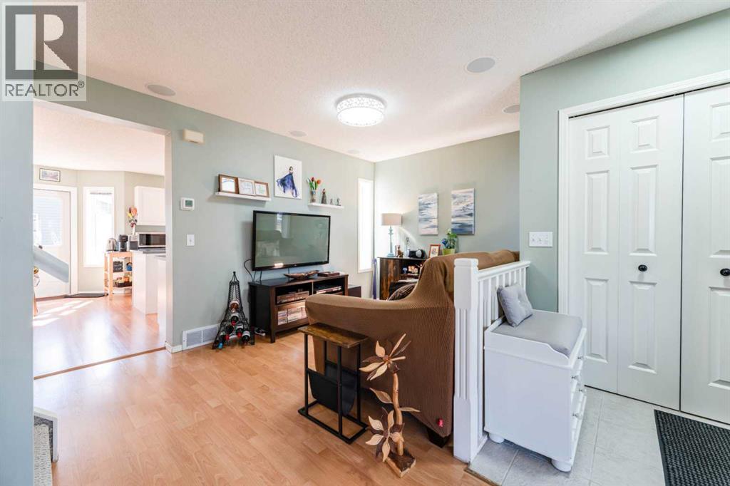 198 Somerside Park SW, Calgary, Alberta  T2Y 3G3 - Photo 9 - A2310201