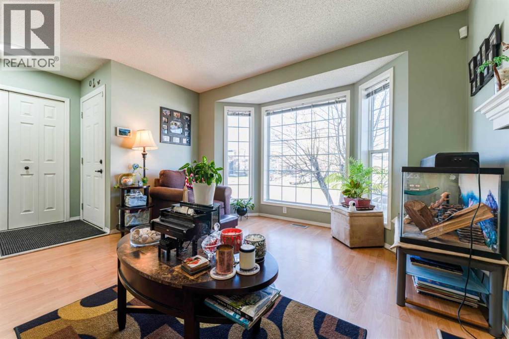 198 Somerside Park SW, Calgary, Alberta  T2Y 3G3 - Photo 6 - A2310201