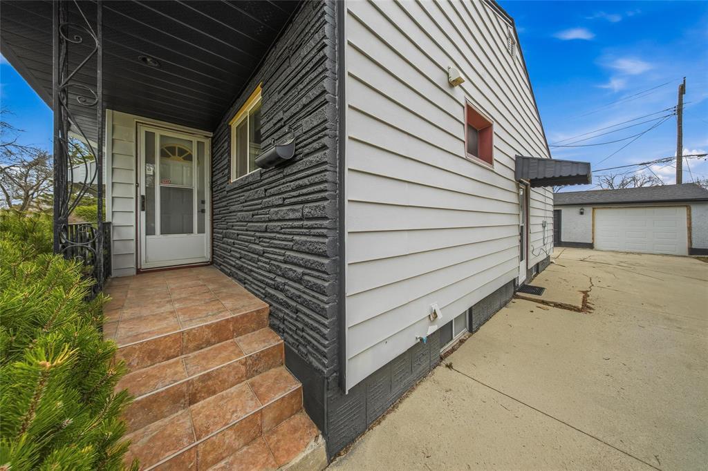 3 Cherryhill Road, Winnipeg, Manitoba  R2V 2L1 - Photo 3 - 202610057