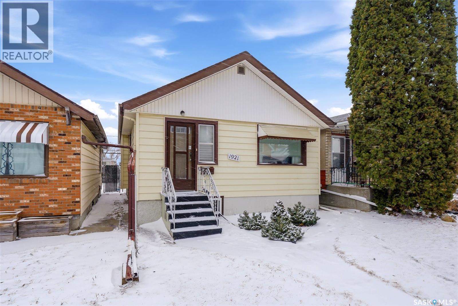 1921 Atkinson Street, Regina, Saskatchewan  S4N 3W6 - Photo 2 - SK032508