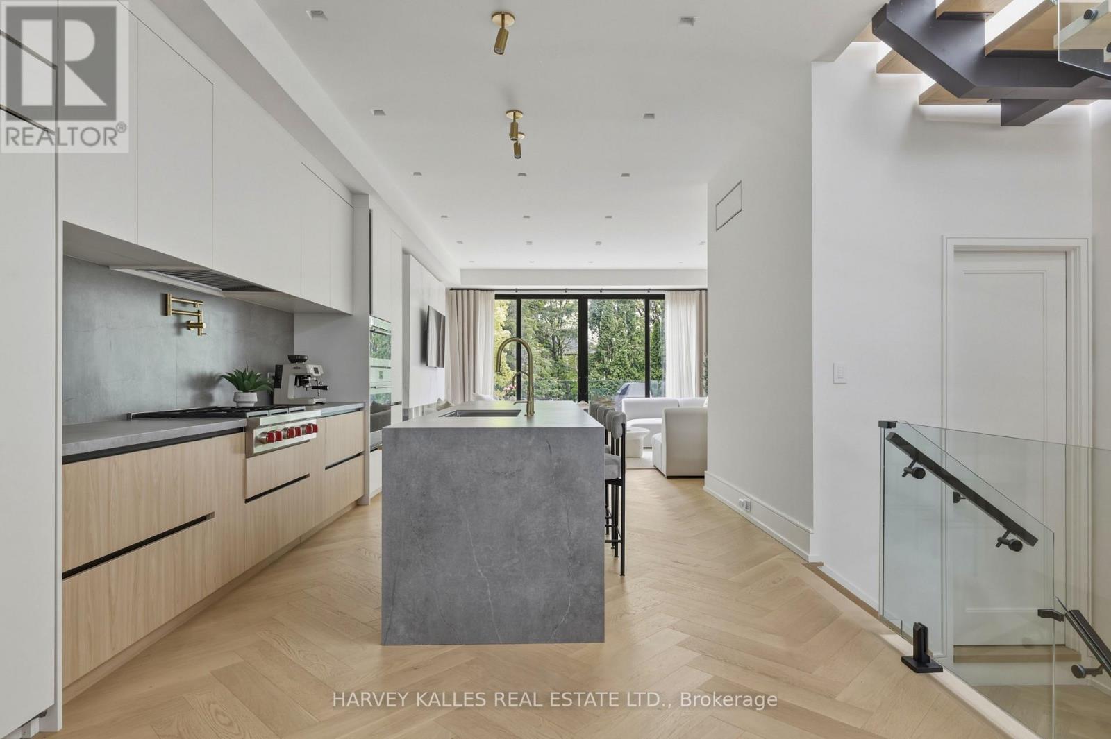 261 St Germain Avenue, Toronto, Ontario  M5M 1W4 - Photo 10 - C13113422