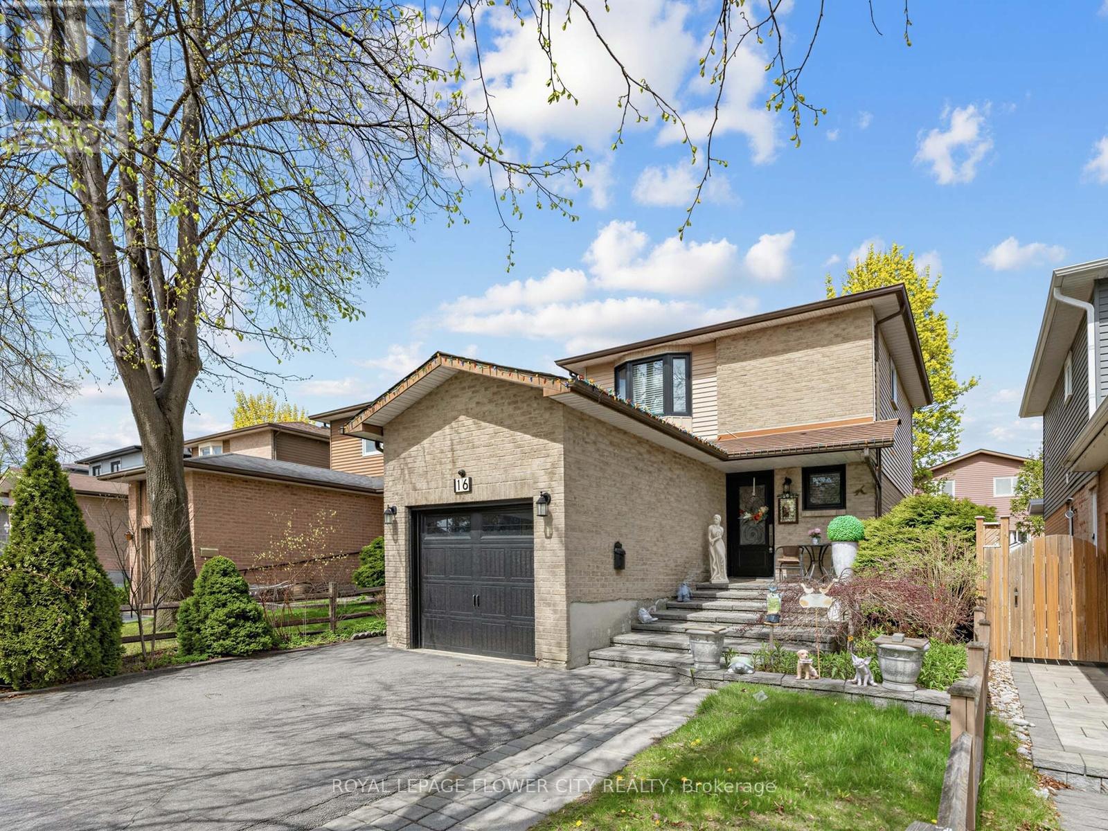 16 BLOSSOM AVENUE, Brampton, Ontario
