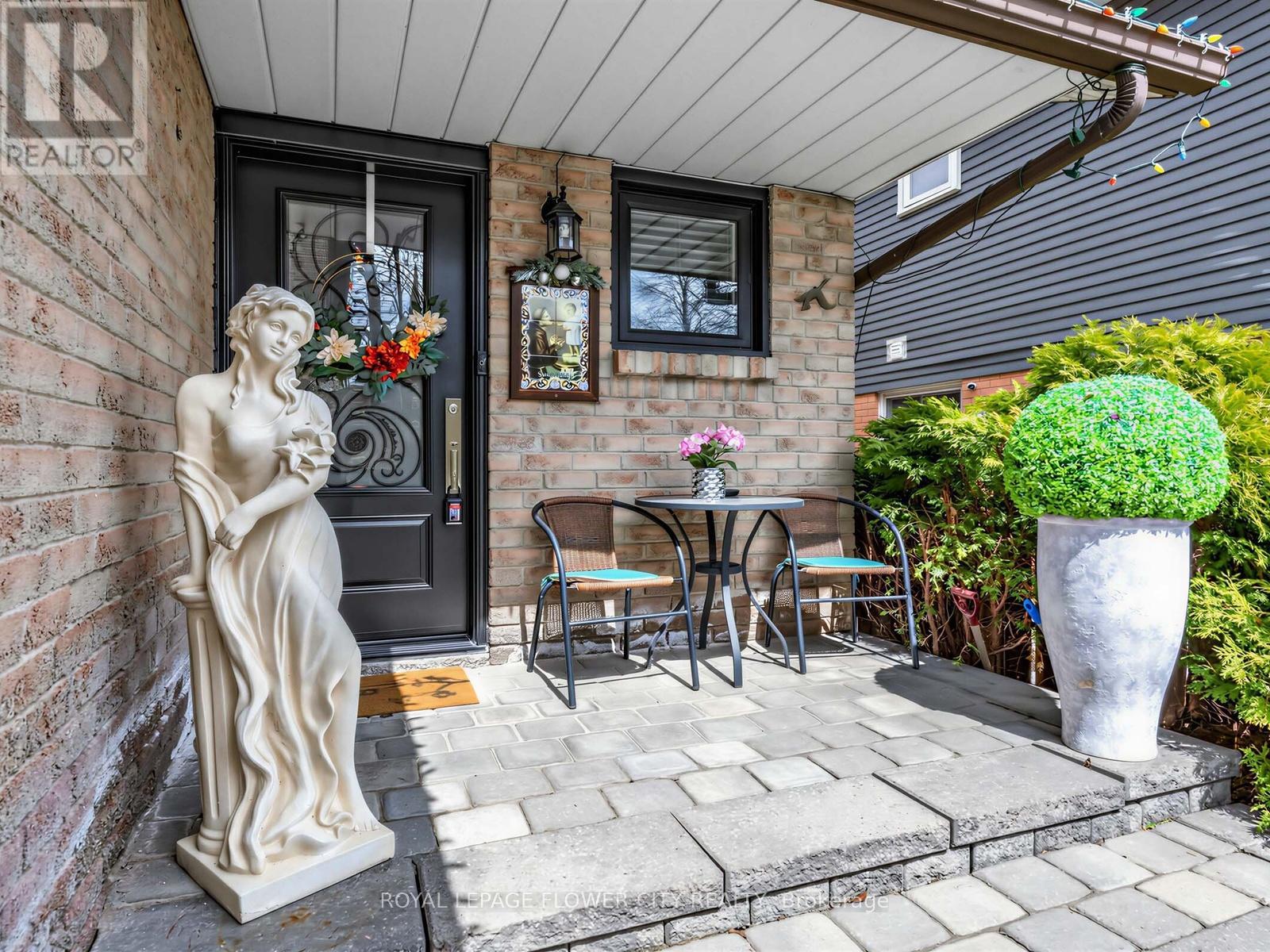 16 Blossom Avenue, Brampton, Ontario  L6X 2W3 - Photo 5 - W13087492