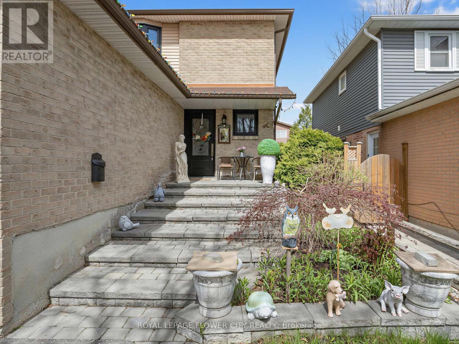 16 Blossom Avenue, Brampton, Ontario  L6X 2W3 - Photo 4 - W13087492