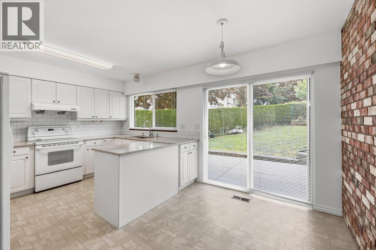 7605 Lawrence Drive, Burnaby, British Columbia  V5A 3M6 - Photo 11 - R3122221
