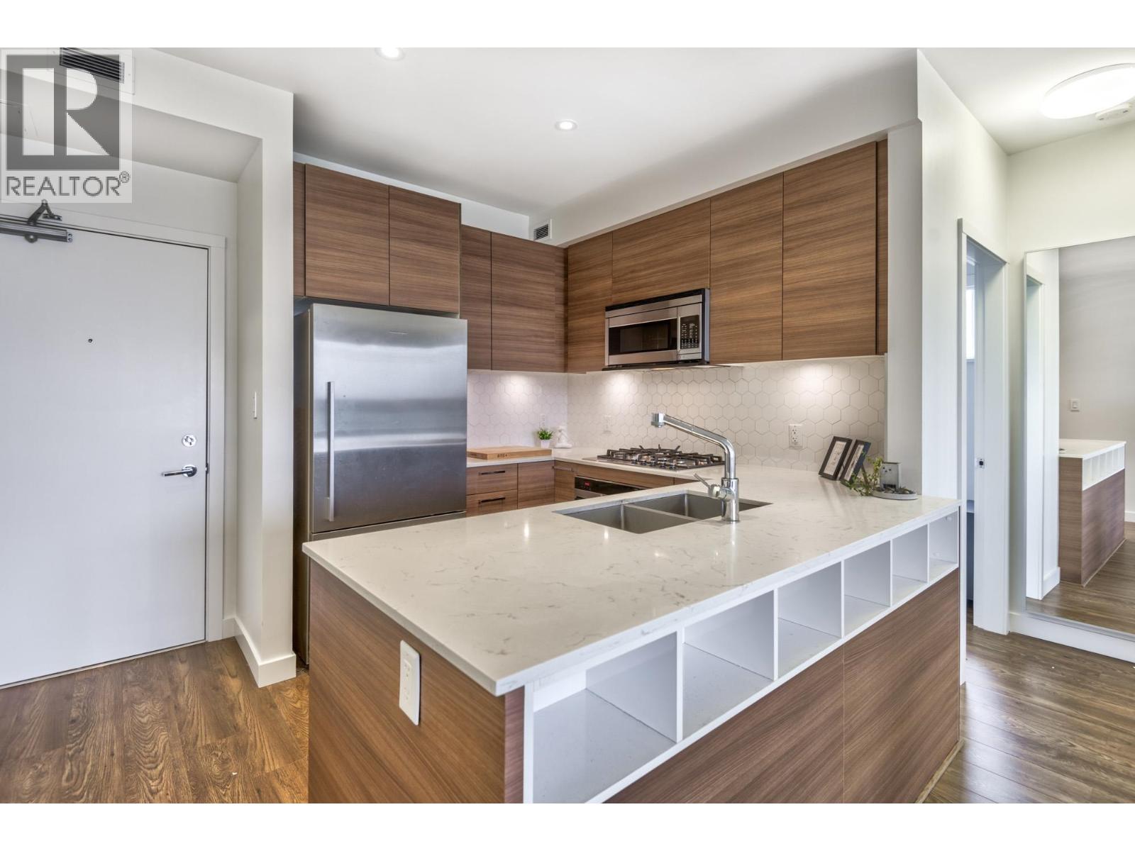 402 1061 Marine Drive, North Vancouver, British Columbia  V7P 1S6 - Photo 2 - R3110700