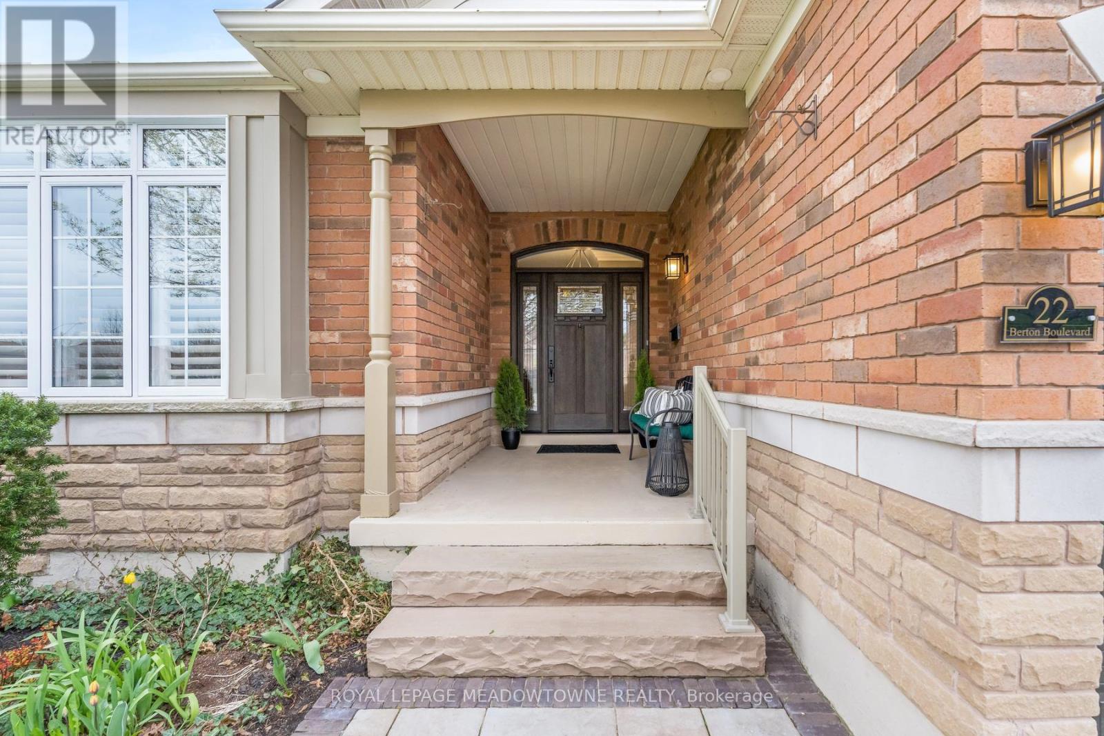 22 Berton Boulevard, Halton Hills, Ontario  L7G 6A5 - Photo 2 - W13113752