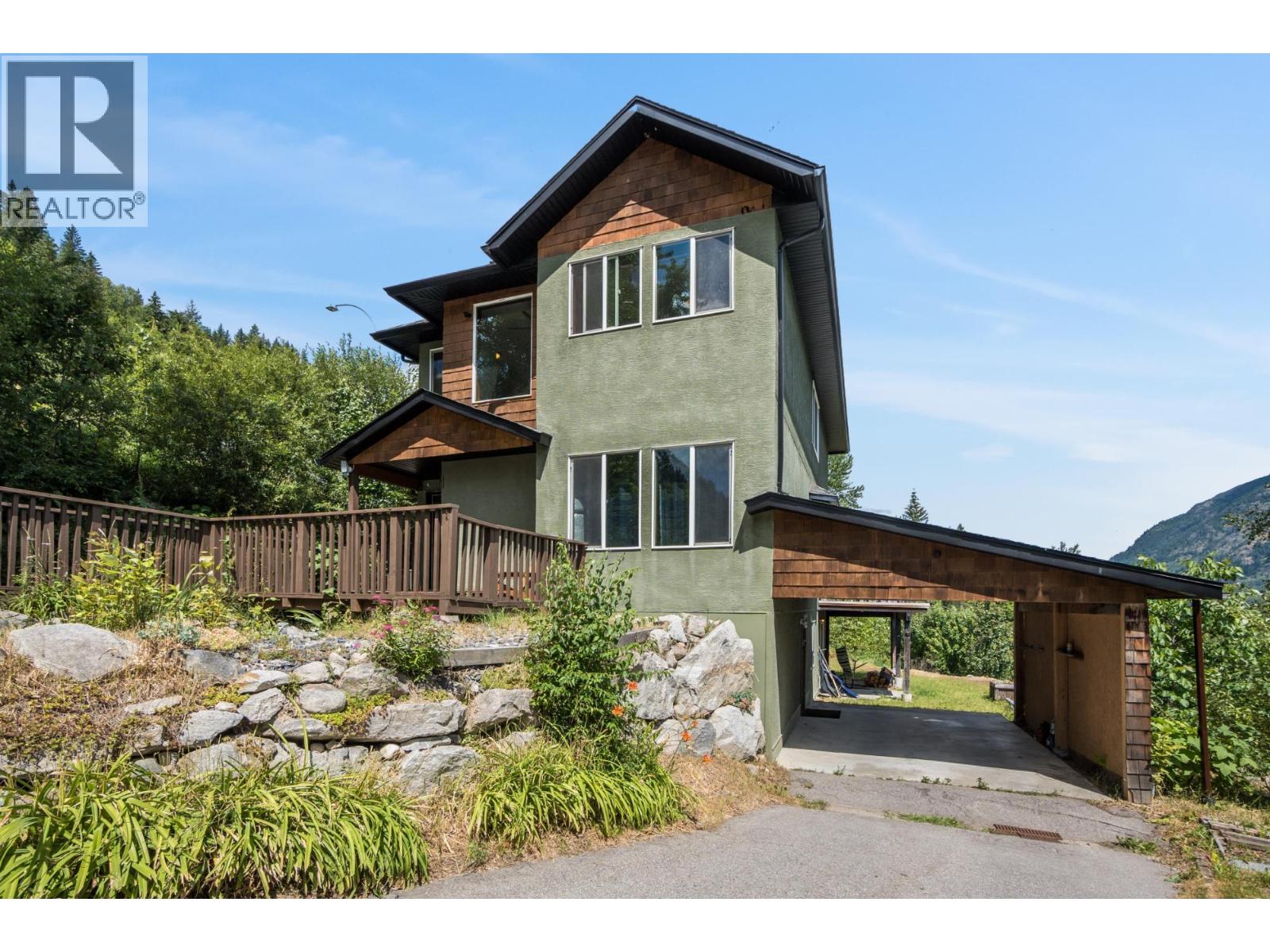 1533 Woodland Drive, Castlegar, British Columbia  V1N 4J4 - Photo 3 - 10386824