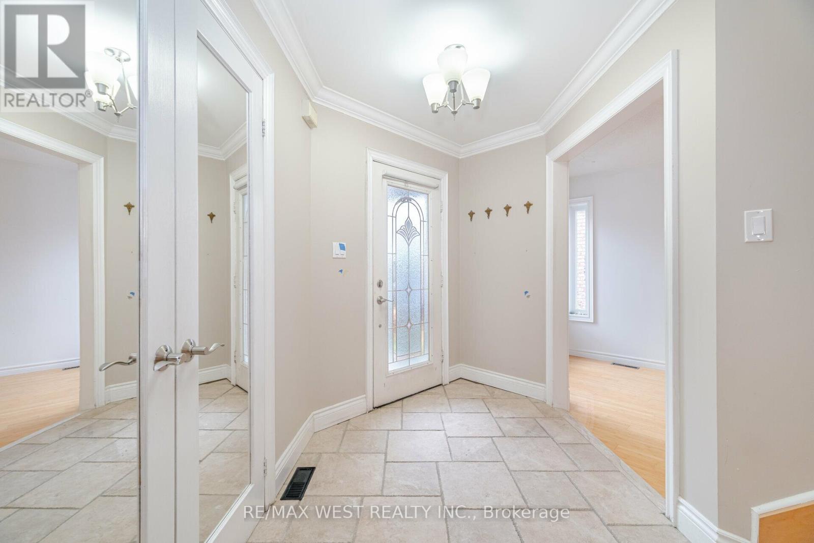 Main - 5456 Whitehorn Avenue, Mississauga, Ontario  L5V 1V5 - Photo 4 - W13113822