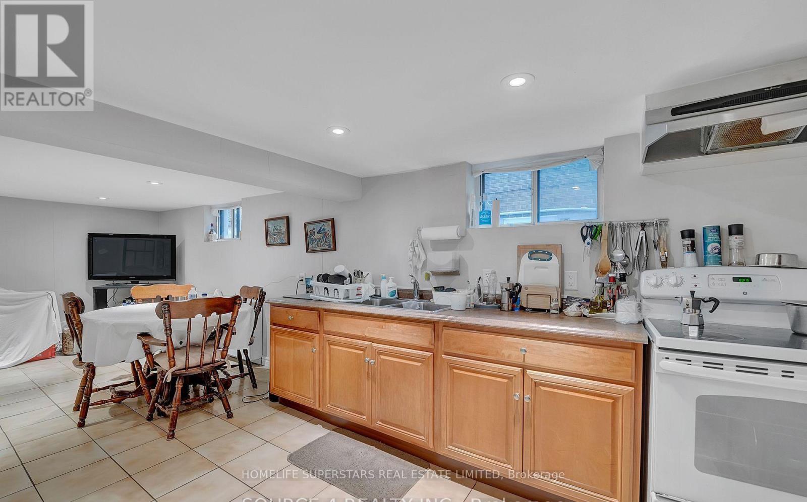 475 Maple Leaf Drive, Toronto, Ontario  M6L 1R1 - Photo 15 - W13113904