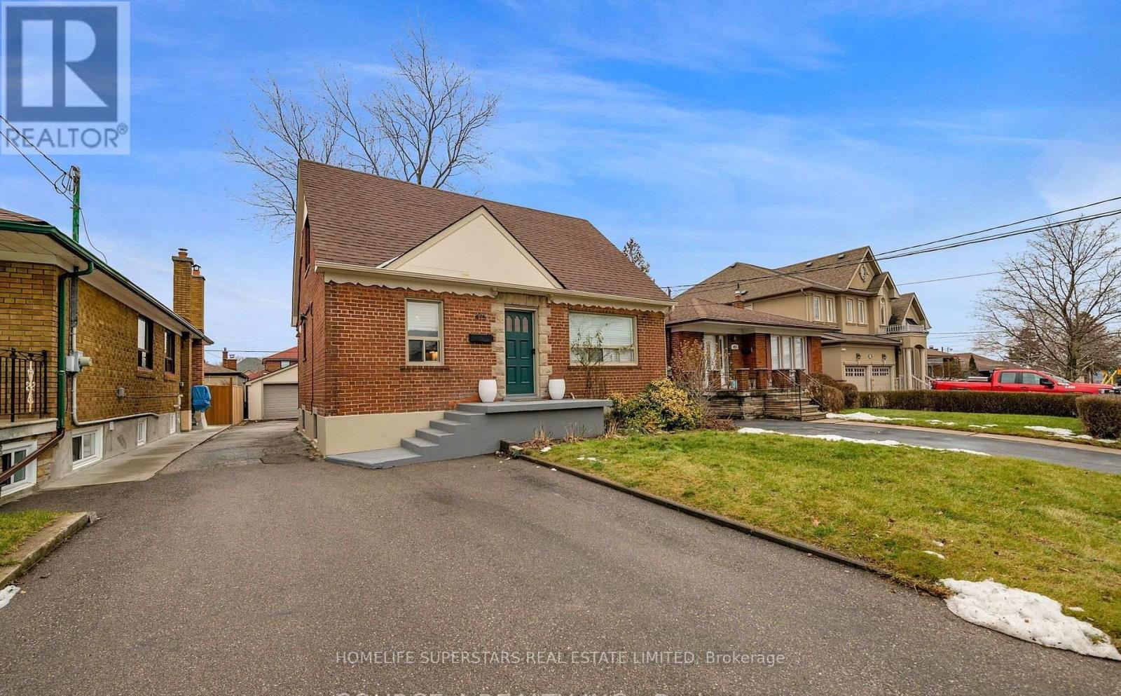 475 Maple Leaf Drive, Toronto, Ontario  M6L 1R1 - Photo 2 - W13113904