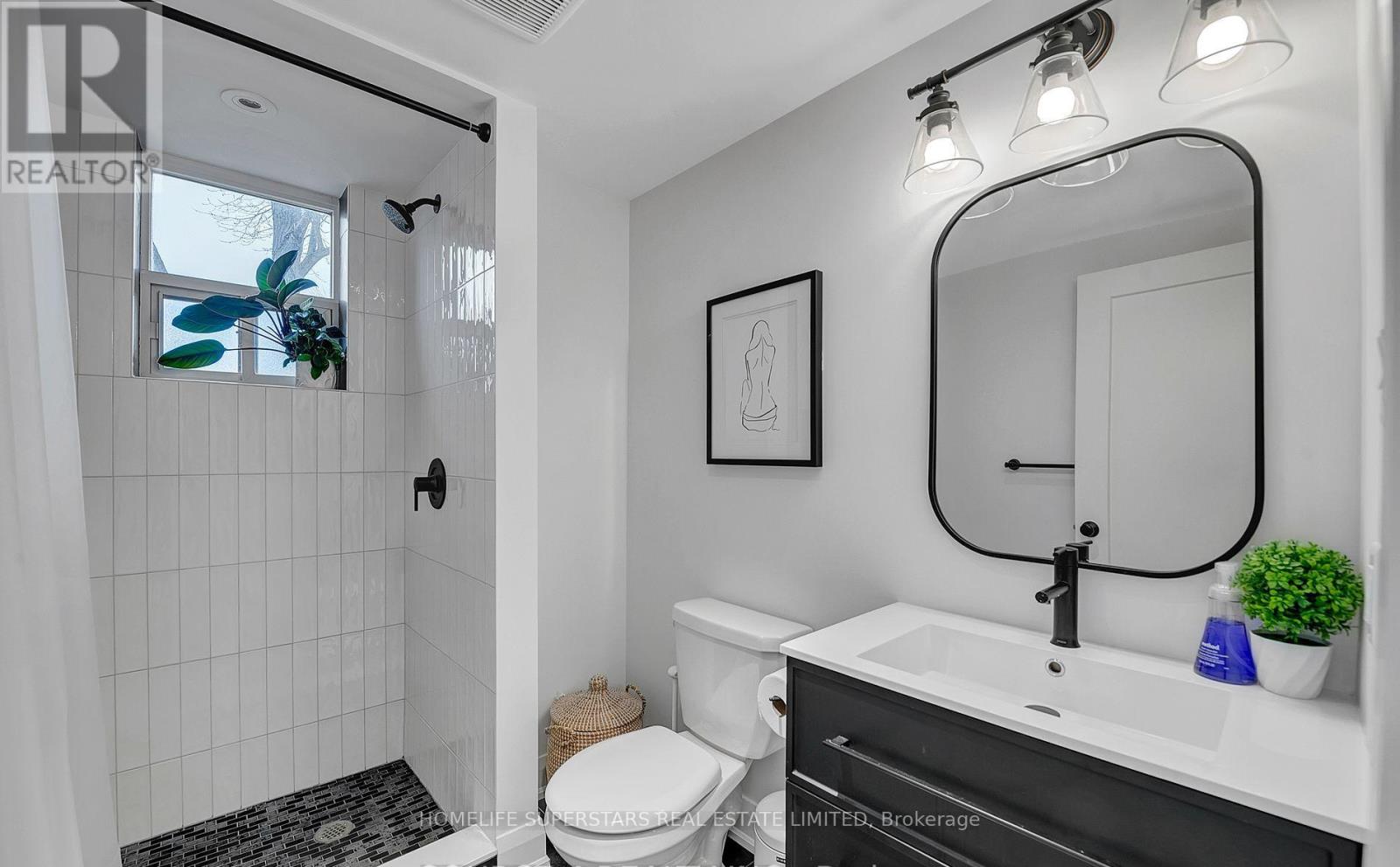 475 Maple Leaf Drive, Toronto, Ontario  M6L 1R1 - Photo 5 - W13113904
