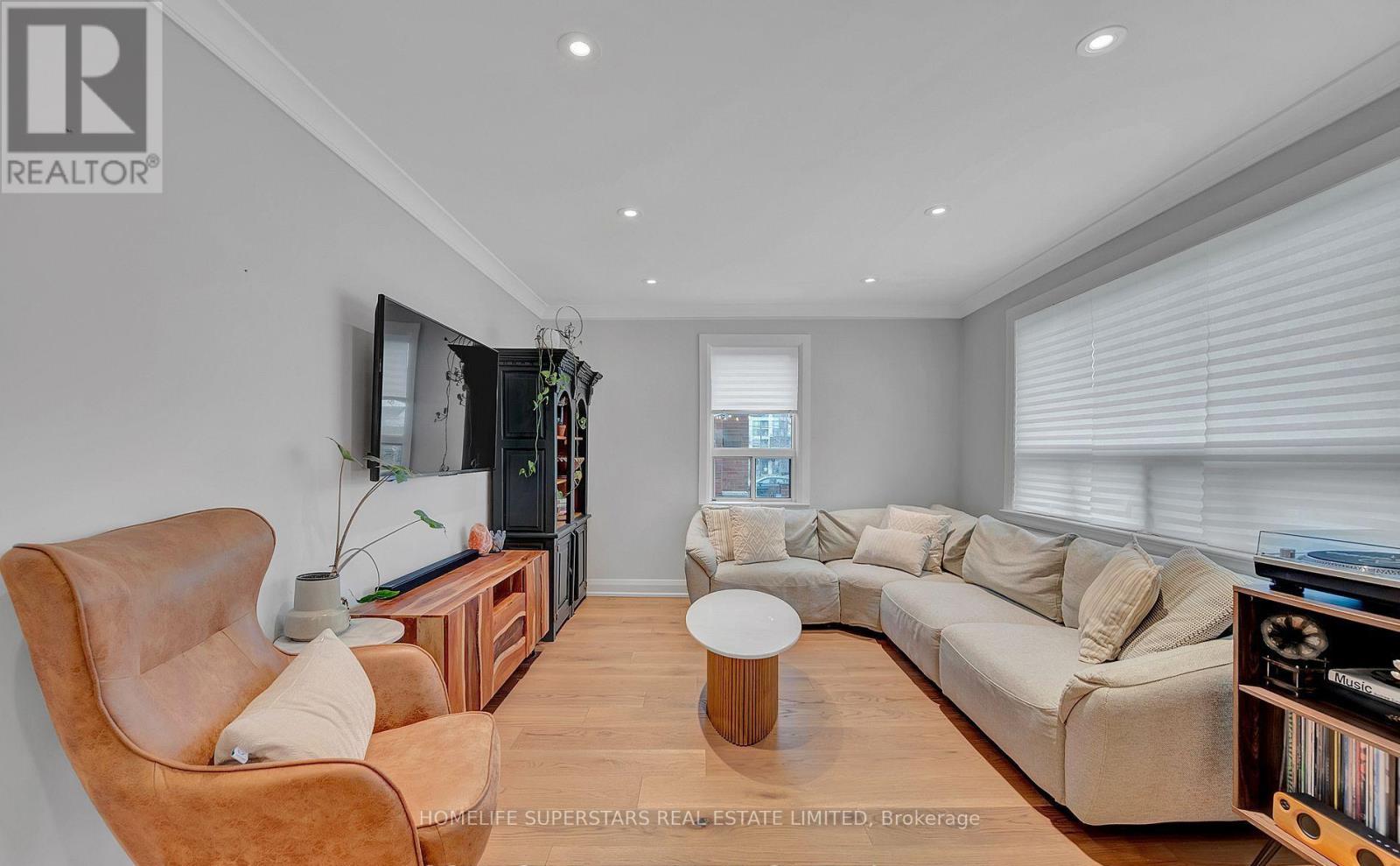 475 Maple Leaf Drive, Toronto, Ontario  M6L 1R1 - Photo 9 - W13113904
