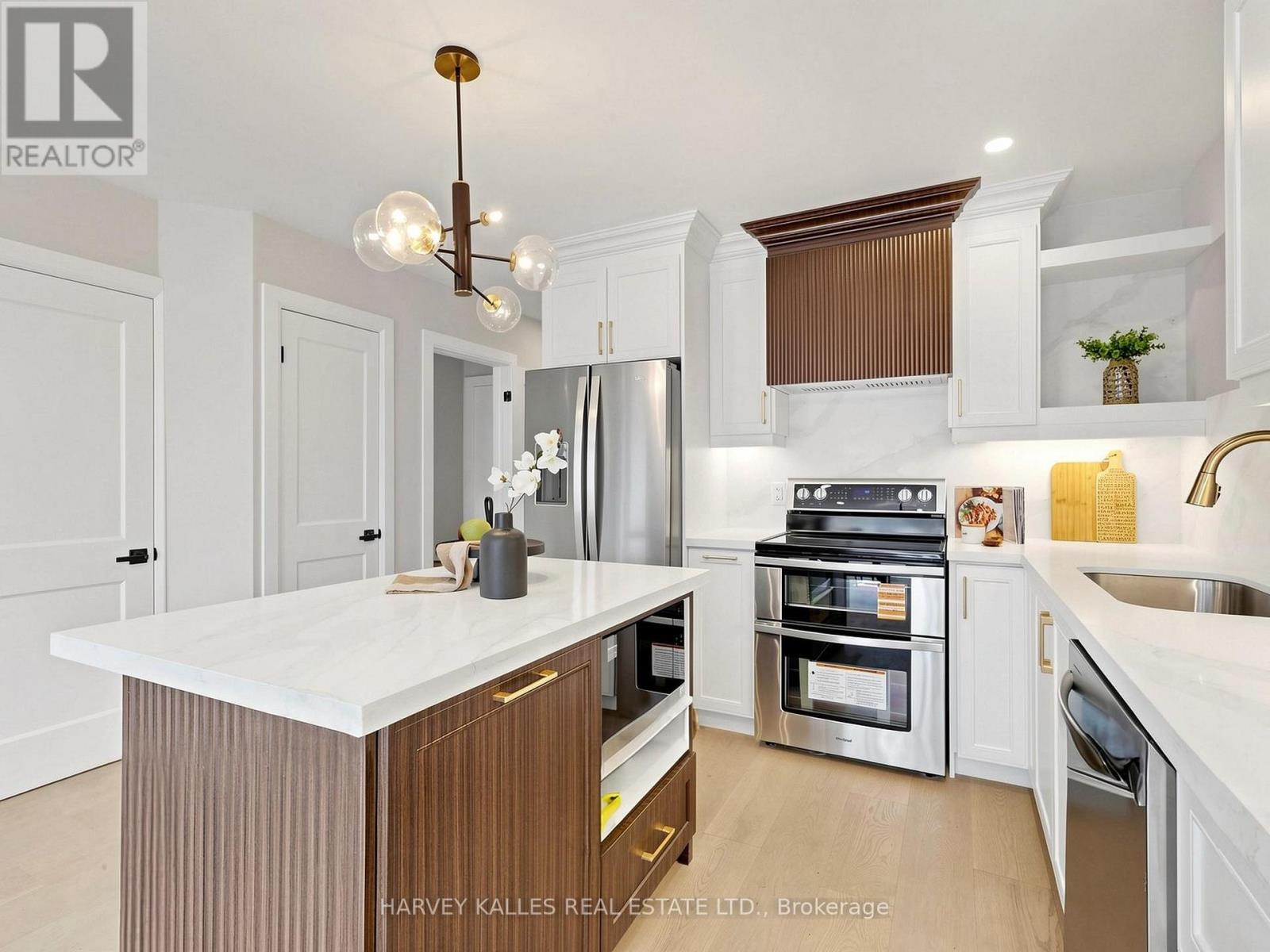 982 Cosburn Avenue, Toronto, Ontario  M4C 2X1 - Photo 13 - E13113962