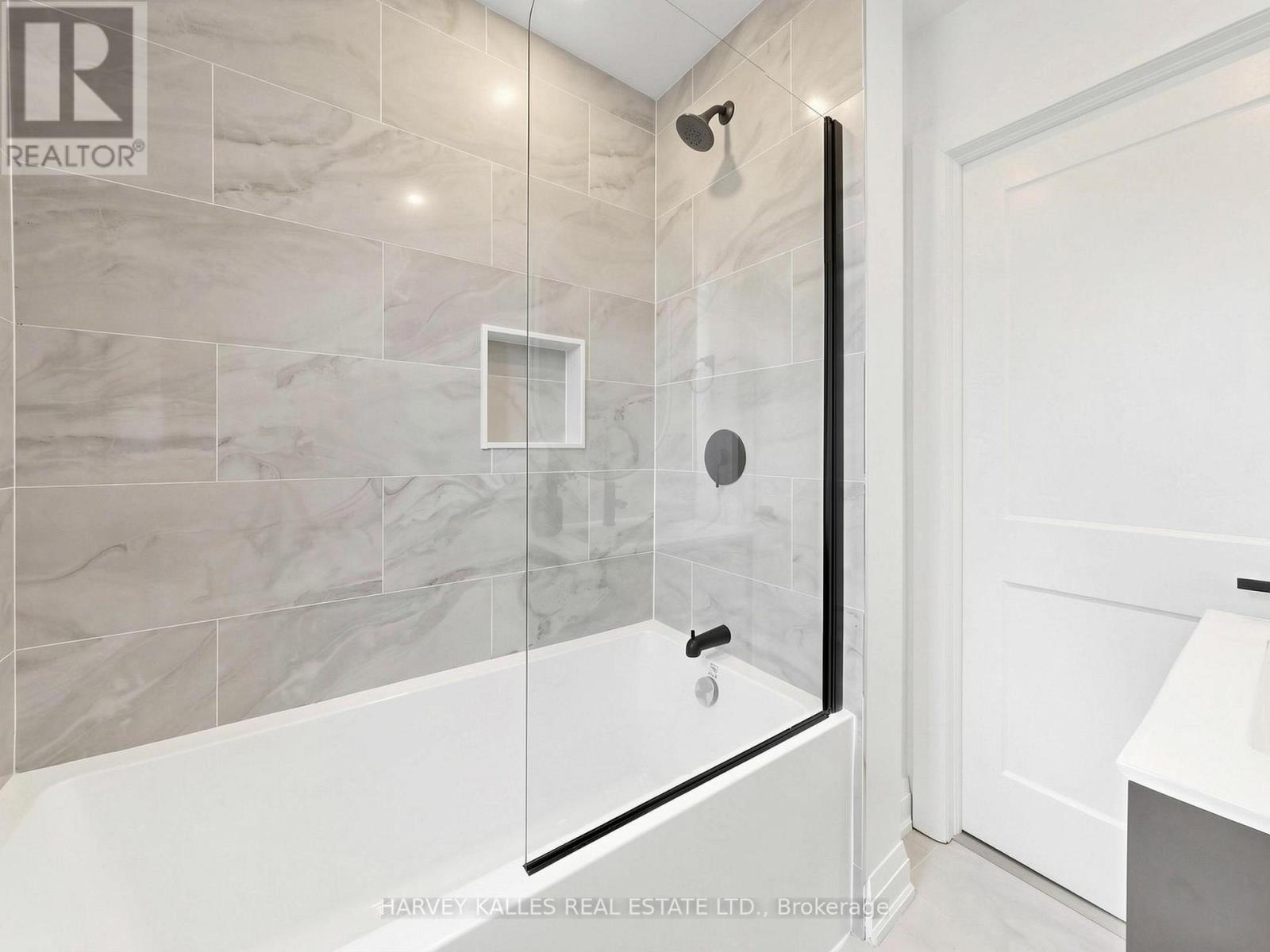982 Cosburn Avenue, Toronto, Ontario  M4C 2X1 - Photo 30 - E13113962