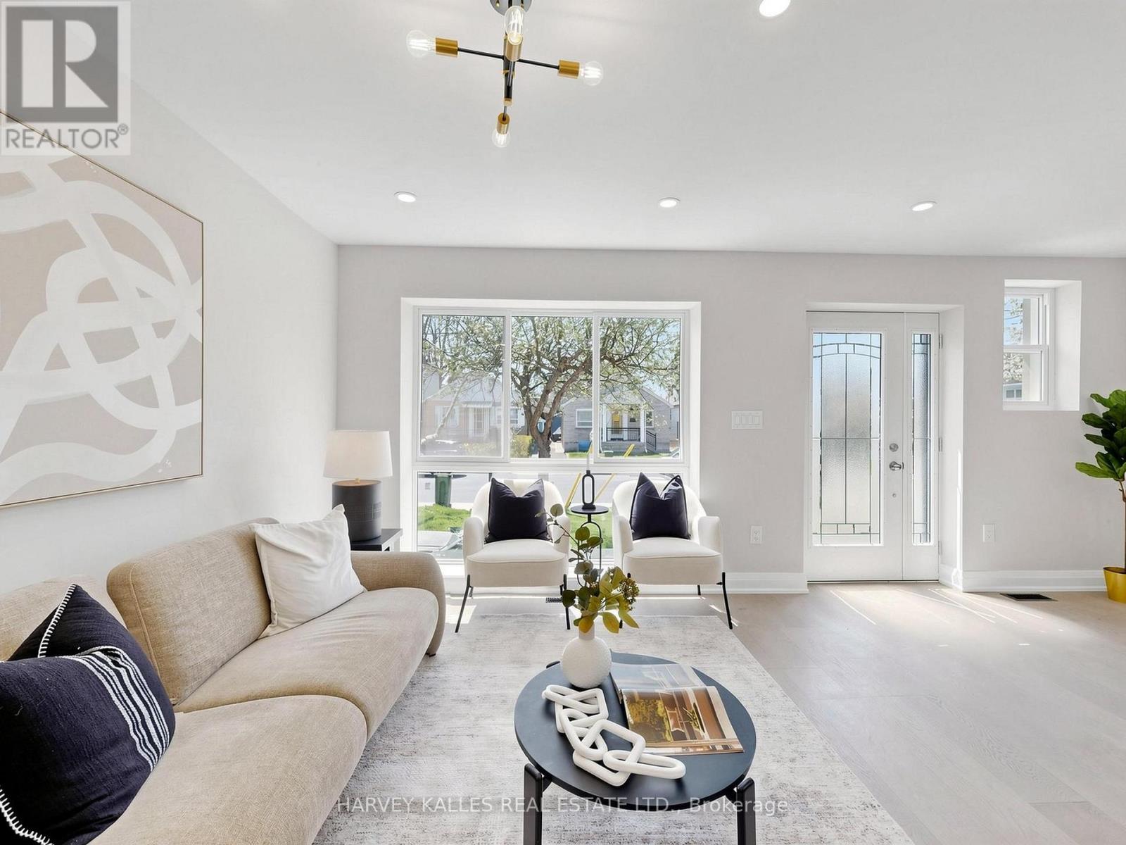 982 Cosburn Avenue, Toronto, Ontario  M4C 2X1 - Photo 5 - E13113962
