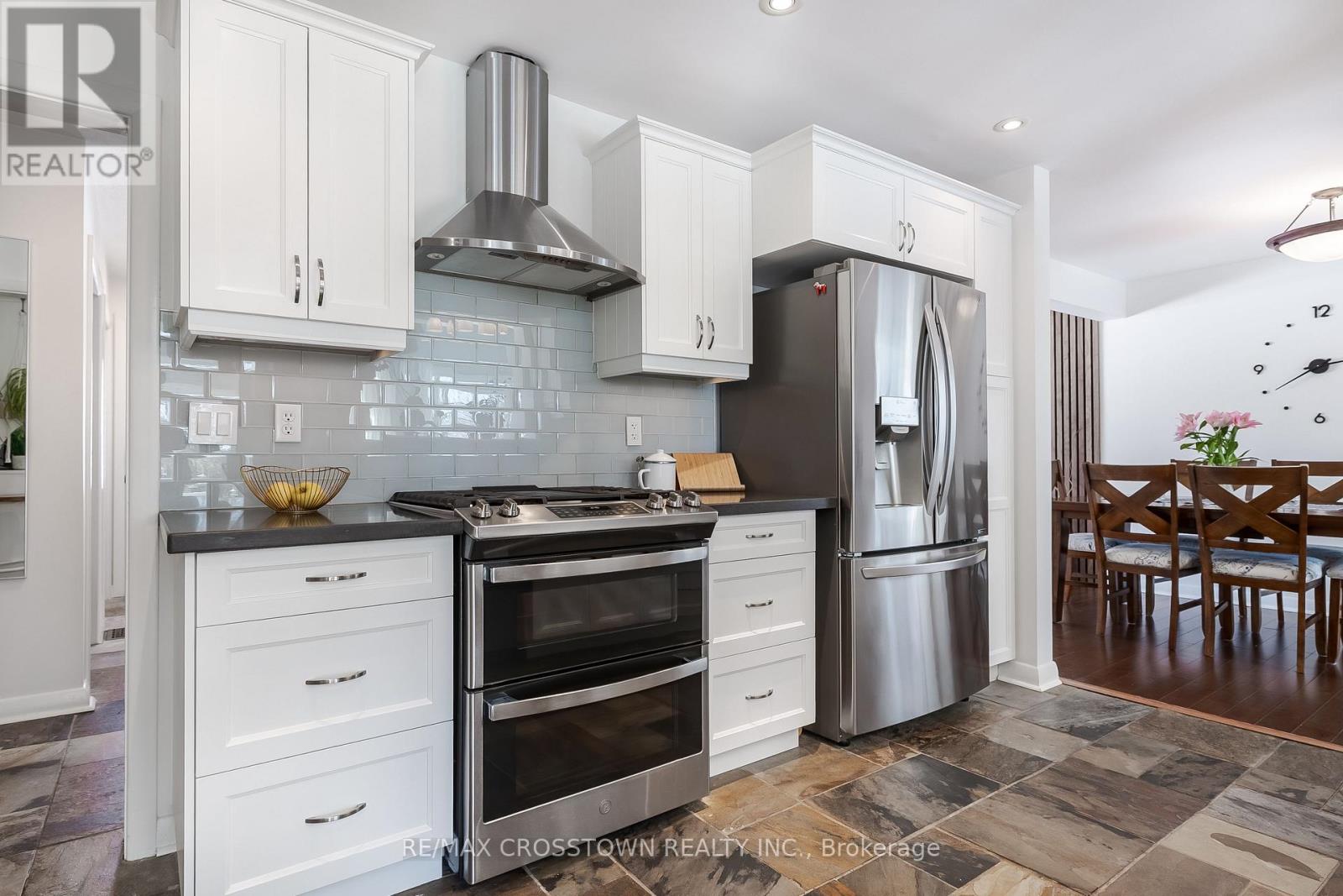 11 Castle Drive, Barrie (Sunnidale), Ontario  L4N 1P7 - Photo 9 - S13113952