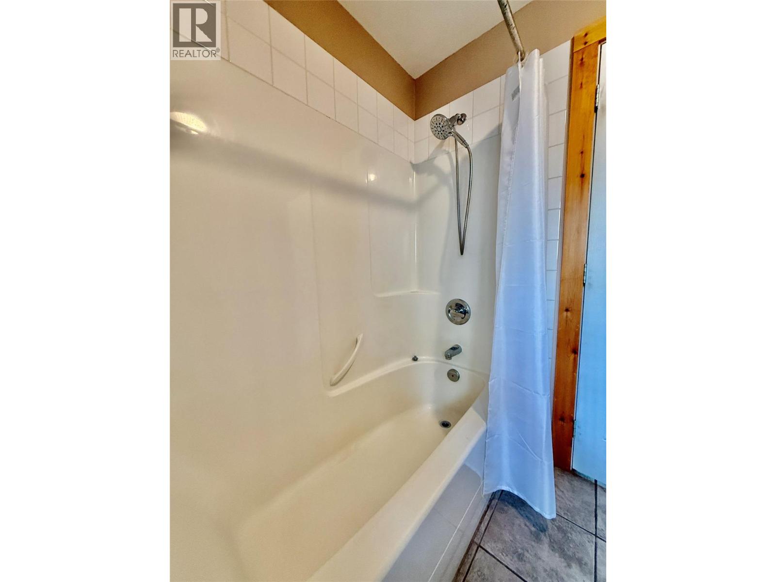 1017 Hume Street, Slocan, British Columbia V0G 2C0 - Photo 4 - 10384776