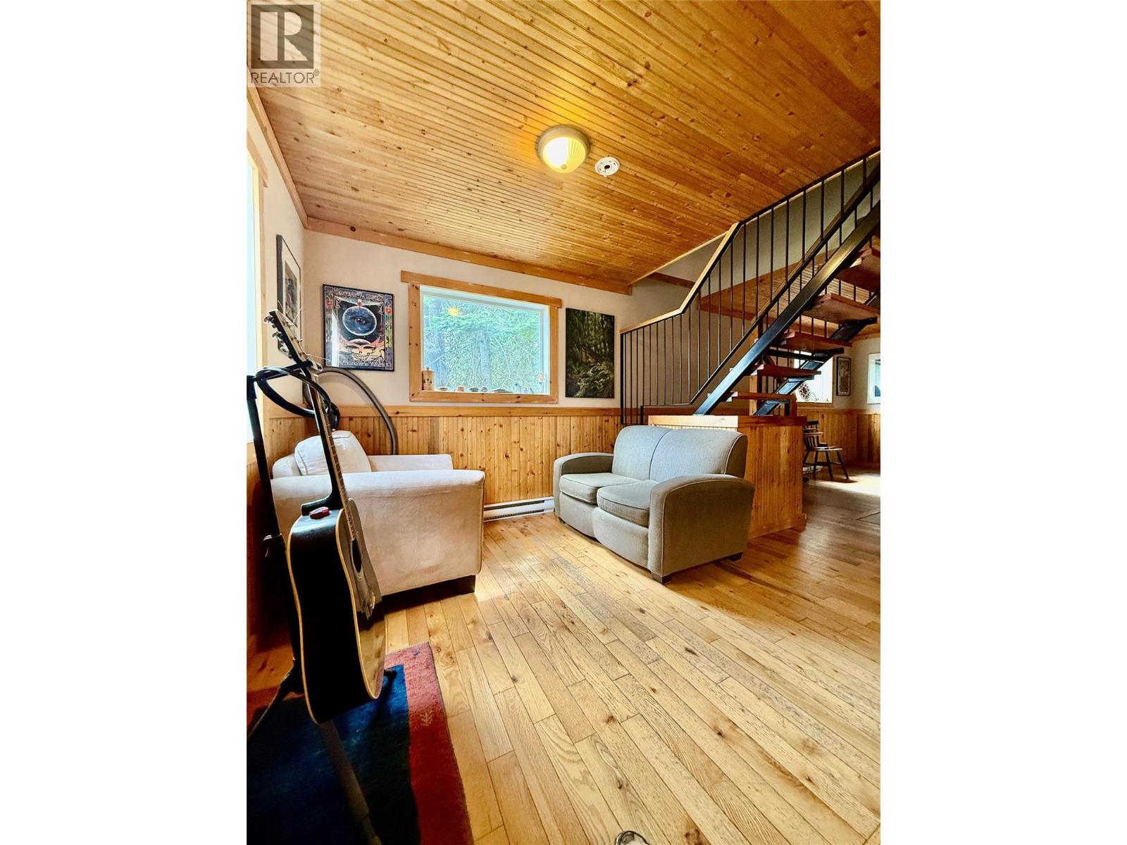 1017 Hume Street, Slocan, British Columbia V0G 2C0 - Photo 3 - 10384776
