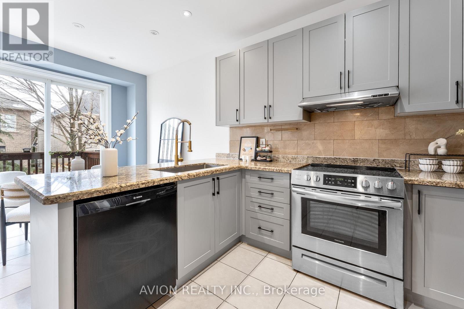 33 Brockdale Street, Richmond Hill, Ontario  L4E 4W1 - Photo 6 - N13114098