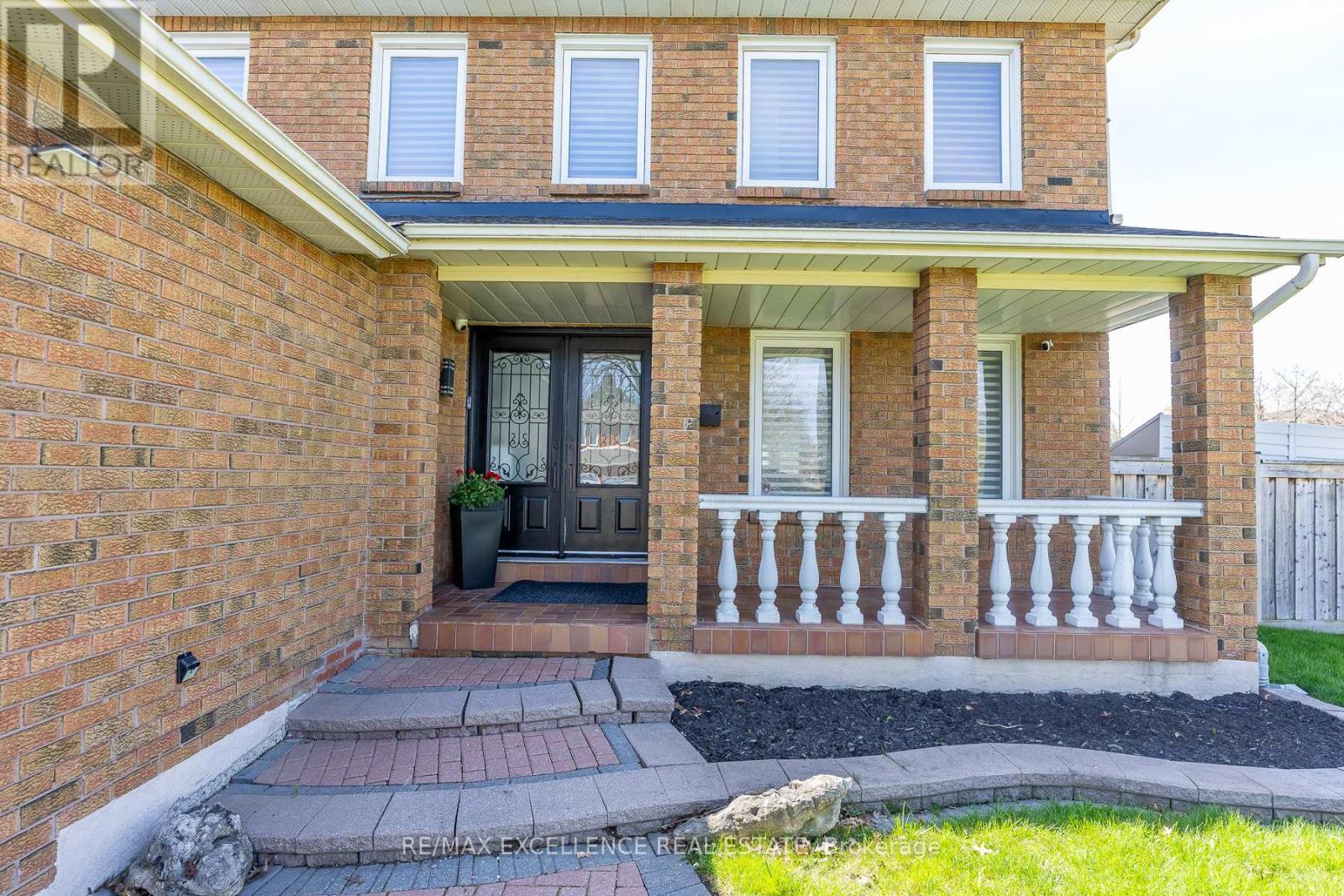 2 Pebble Beach Court, Brampton, Ontario  L6S 4E9 - Photo 3 - W13114016