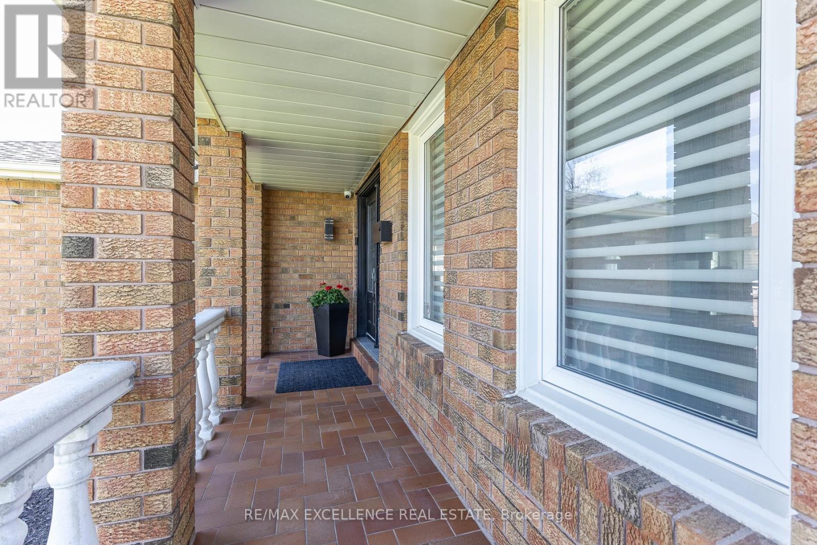 2 Pebble Beach Court, Brampton, Ontario  L6S 4E9 - Photo 4 - W13114016