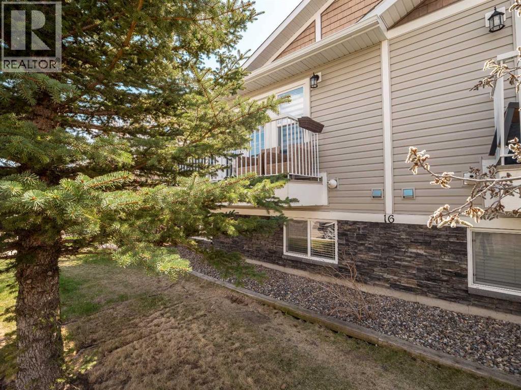 1, 16 Cougar Cove N, Lethbridge, Alberta  T1H 5V4 - Photo 2 - A2306499