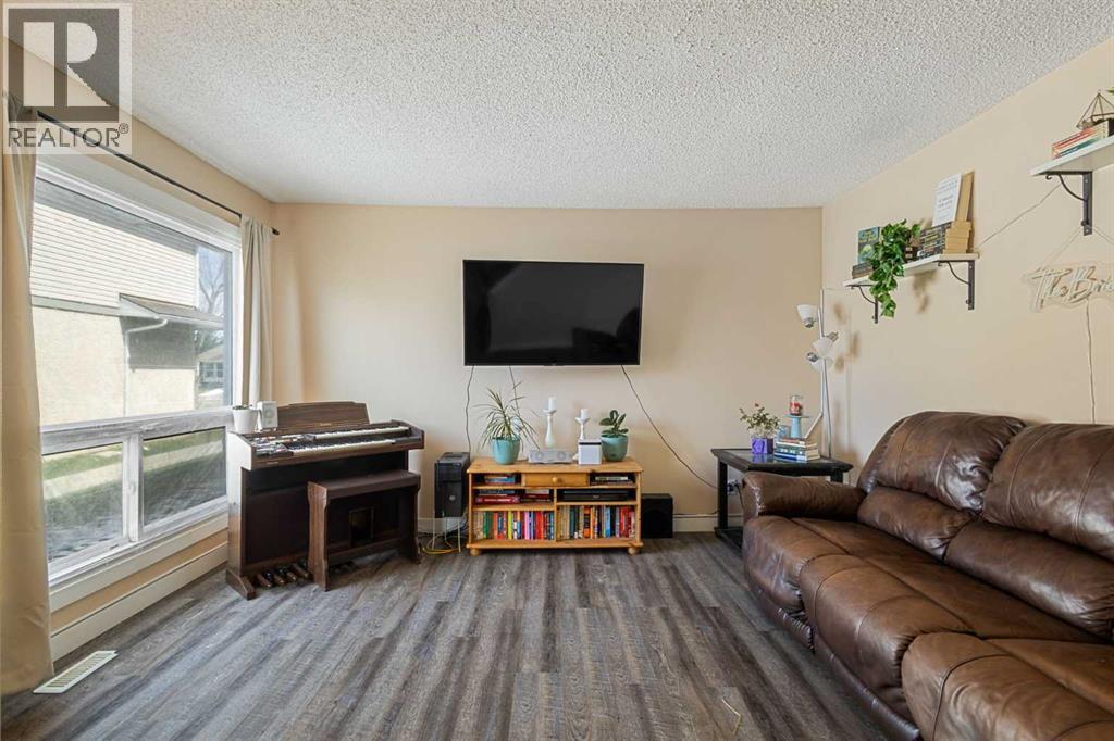 104 Deer Ridge Lane Se, Calgary, Alberta  T2J 6N4 - Photo 5 - A2303883