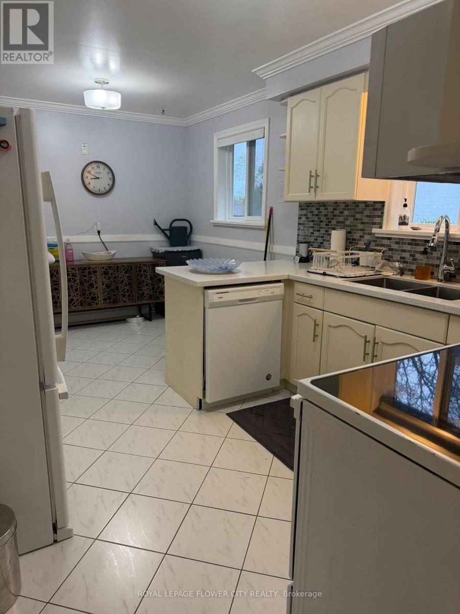 3252 Flanagan Crescent, Mississauga, Ontario  L5C 2M5 - Photo 11 - W13114126