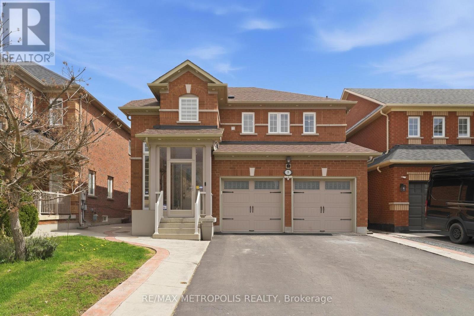 9 TAN LANE, Brampton, Ontario