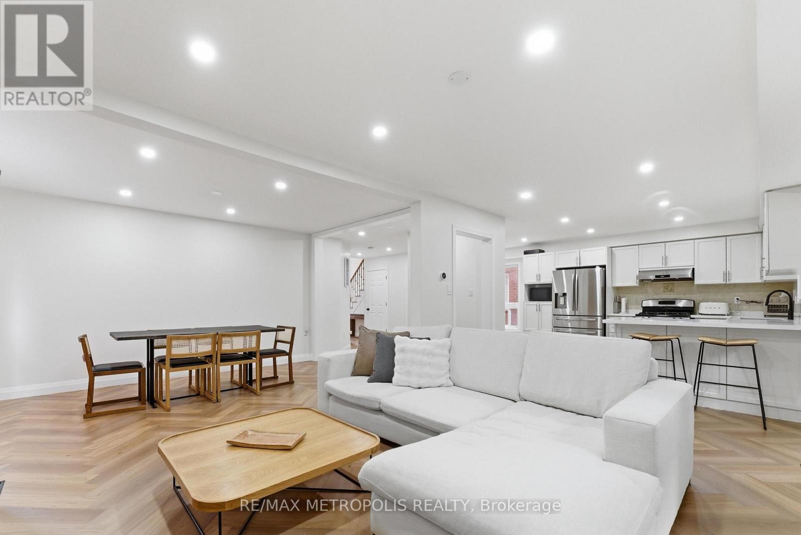 9 Tan Lane, Brampton, Ontario  L6P 0Z9 - Photo 4 - W13112042