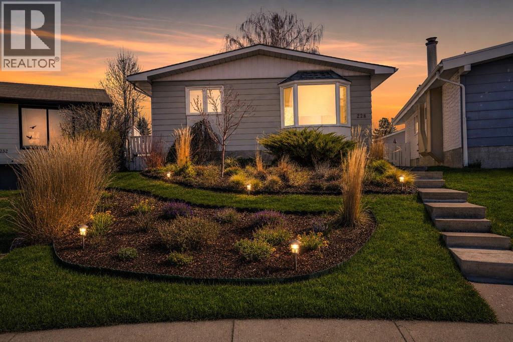 228 Dovercrest Place Se, Calgary, Alberta  t2b 1y5 - Photo 1 - A2309195