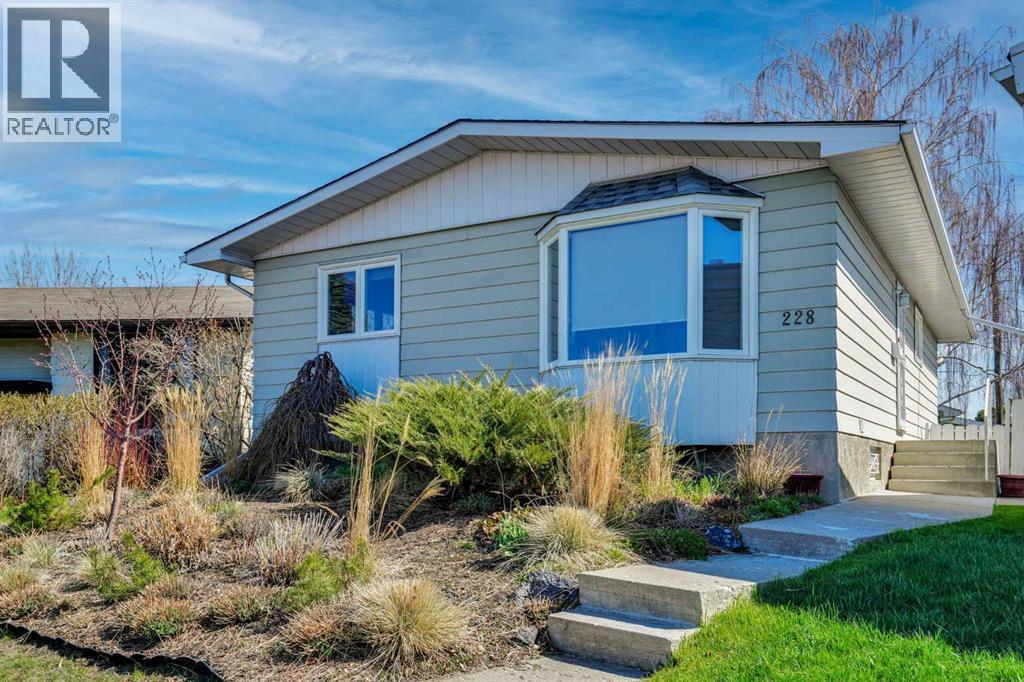 228 Dovercrest Place Se, Calgary, Alberta  t2b 1y5 - Photo 2 - A2309195