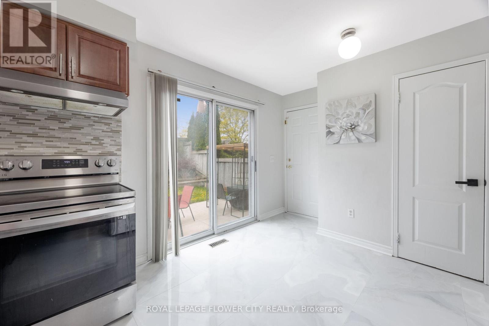 54 Fern Valley Crescent, Brampton, Ontario  L6R 1K6 - Photo 12 - W13114252