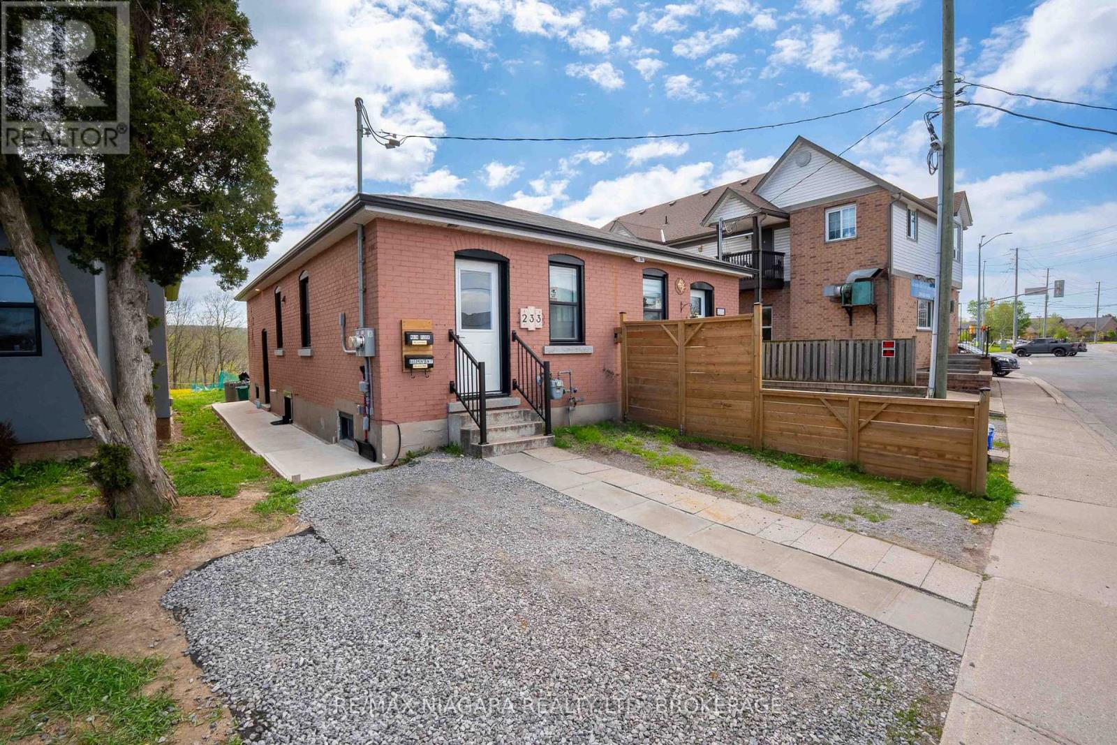 233 Pelham Road, St. Catharines (Western Hill), Ontario  L2S 1W8 - Photo 1 - X13114282