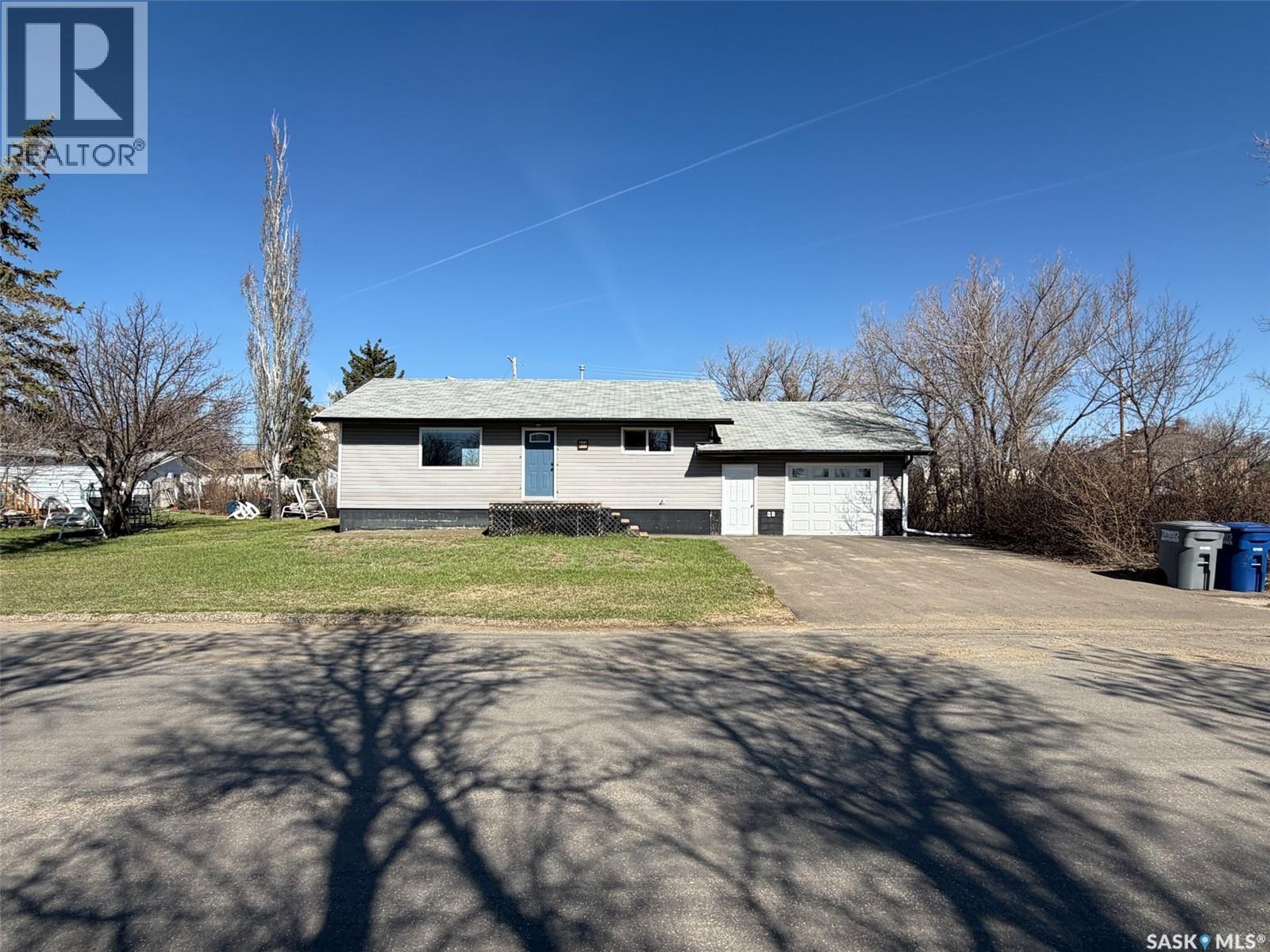211 2nd Street S, Cabri, Saskatchewan  S0N 0J0 - Photo 1 - SK035670