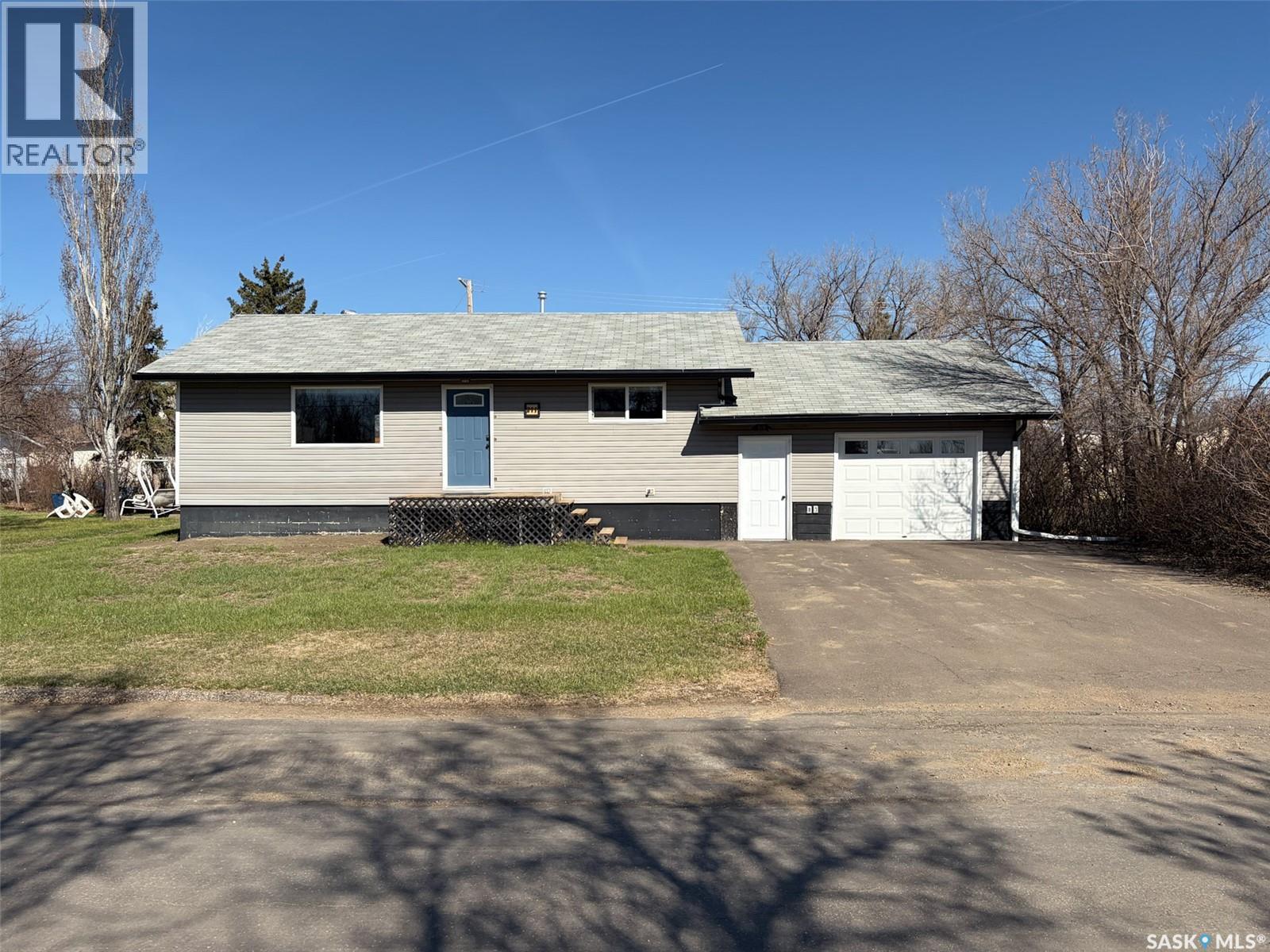 211 2nd Street S, Cabri, Saskatchewan  S0N 0J0 - Photo 2 - SK035670