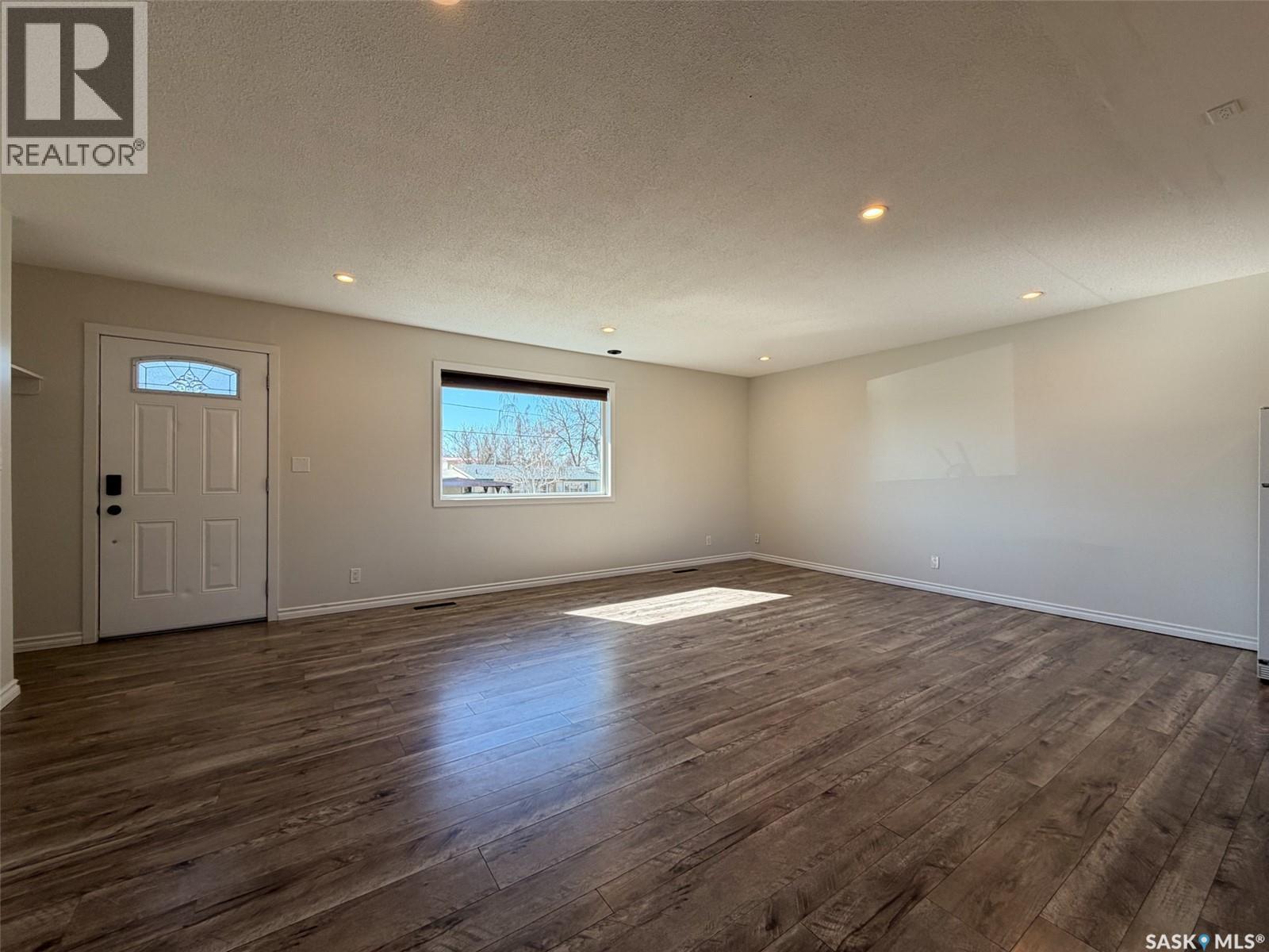 211 2nd Street S, Cabri, Saskatchewan  S0N 0J0 - Photo 3 - SK035670