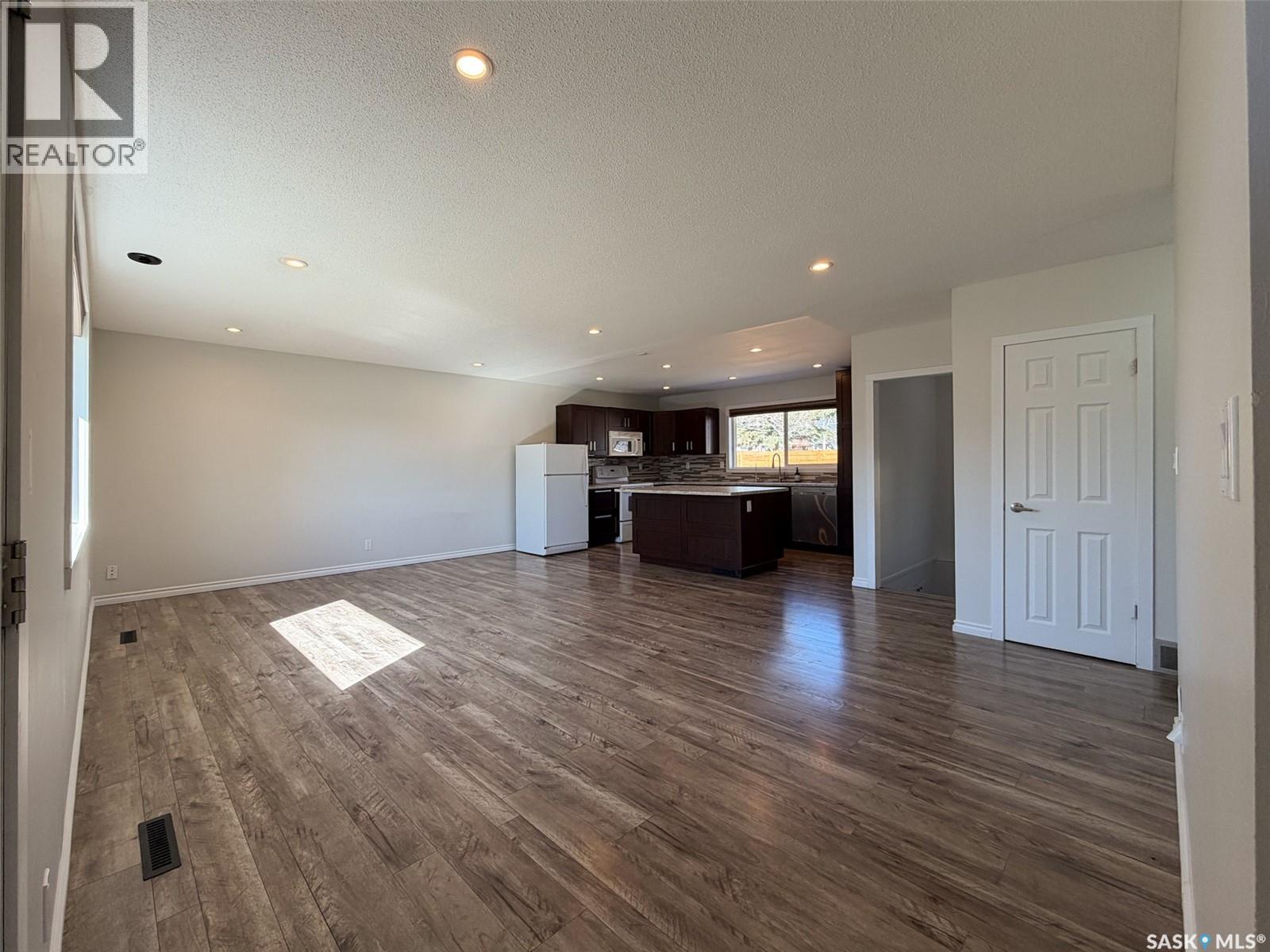 211 2nd Street S, Cabri, Saskatchewan  S0N 0J0 - Photo 4 - SK035670