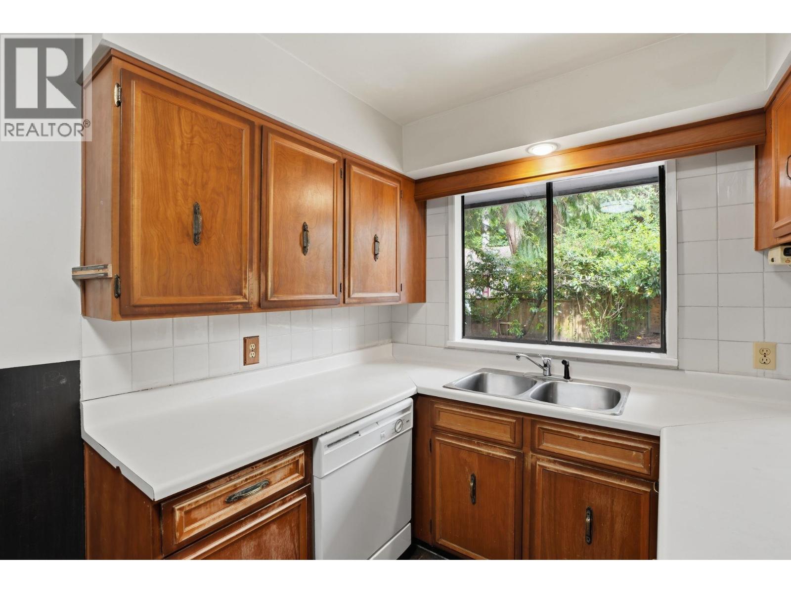 909 Seymour Boulevard, North Vancouver, British Columbia  V7J 2J7 - Photo 5 - R3122219
