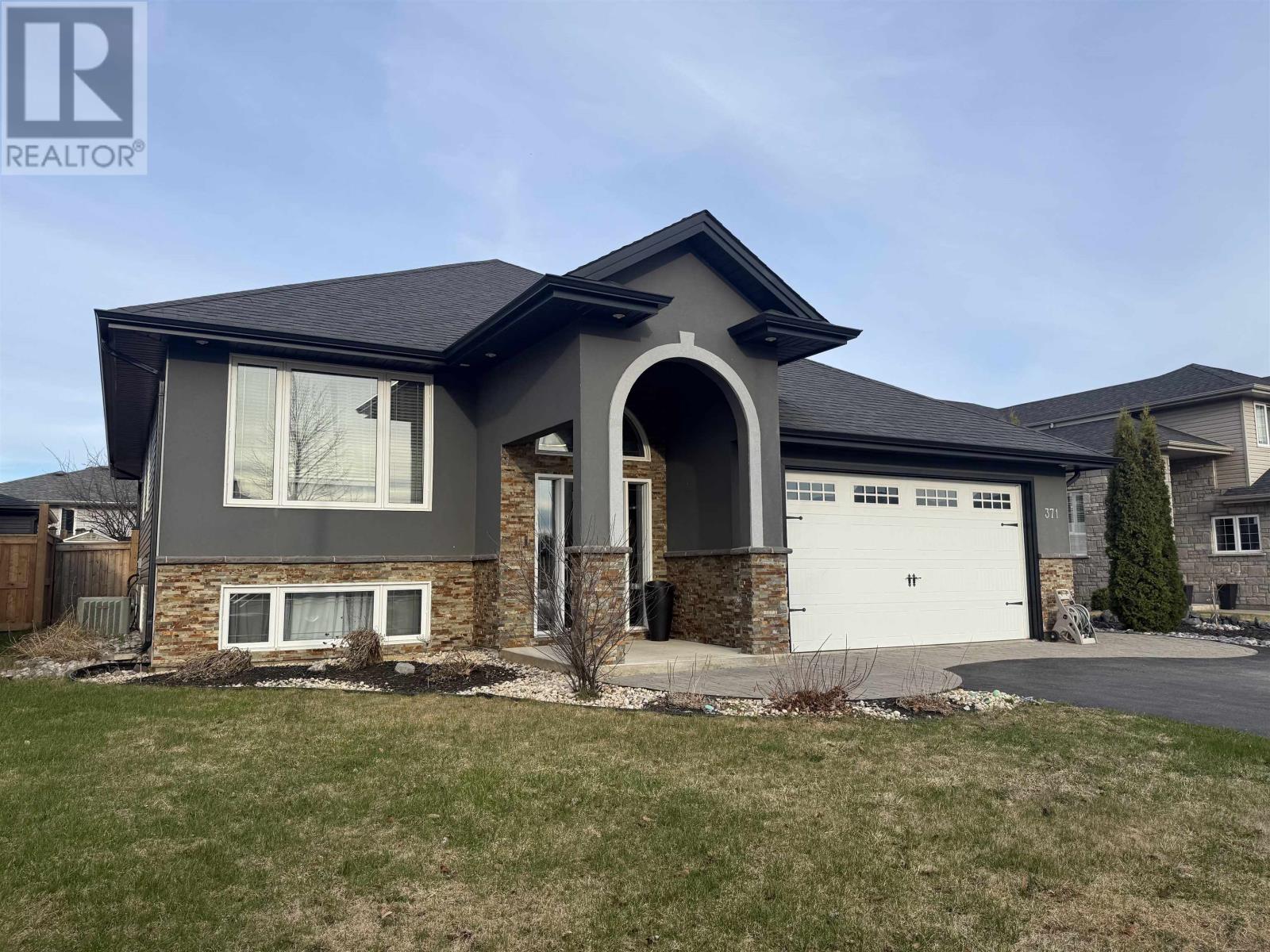 371 Cougar Cres, Thunder Bay, Ontario  P7C 0B3 - Photo 2 - TB2600979