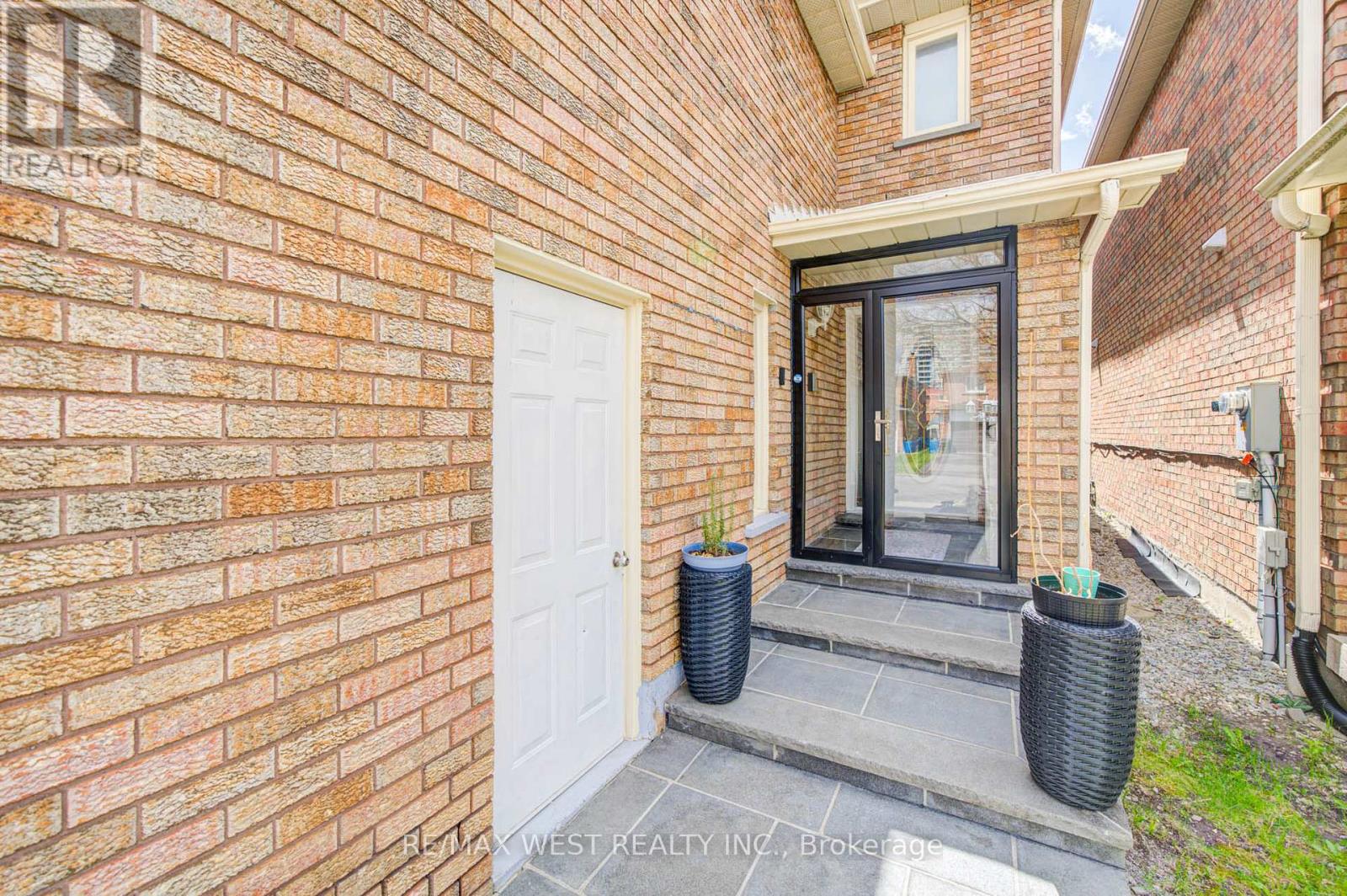 11 Danilack Court, Toronto, Ontario  M1V 4L8 - Photo 2 - E13112330